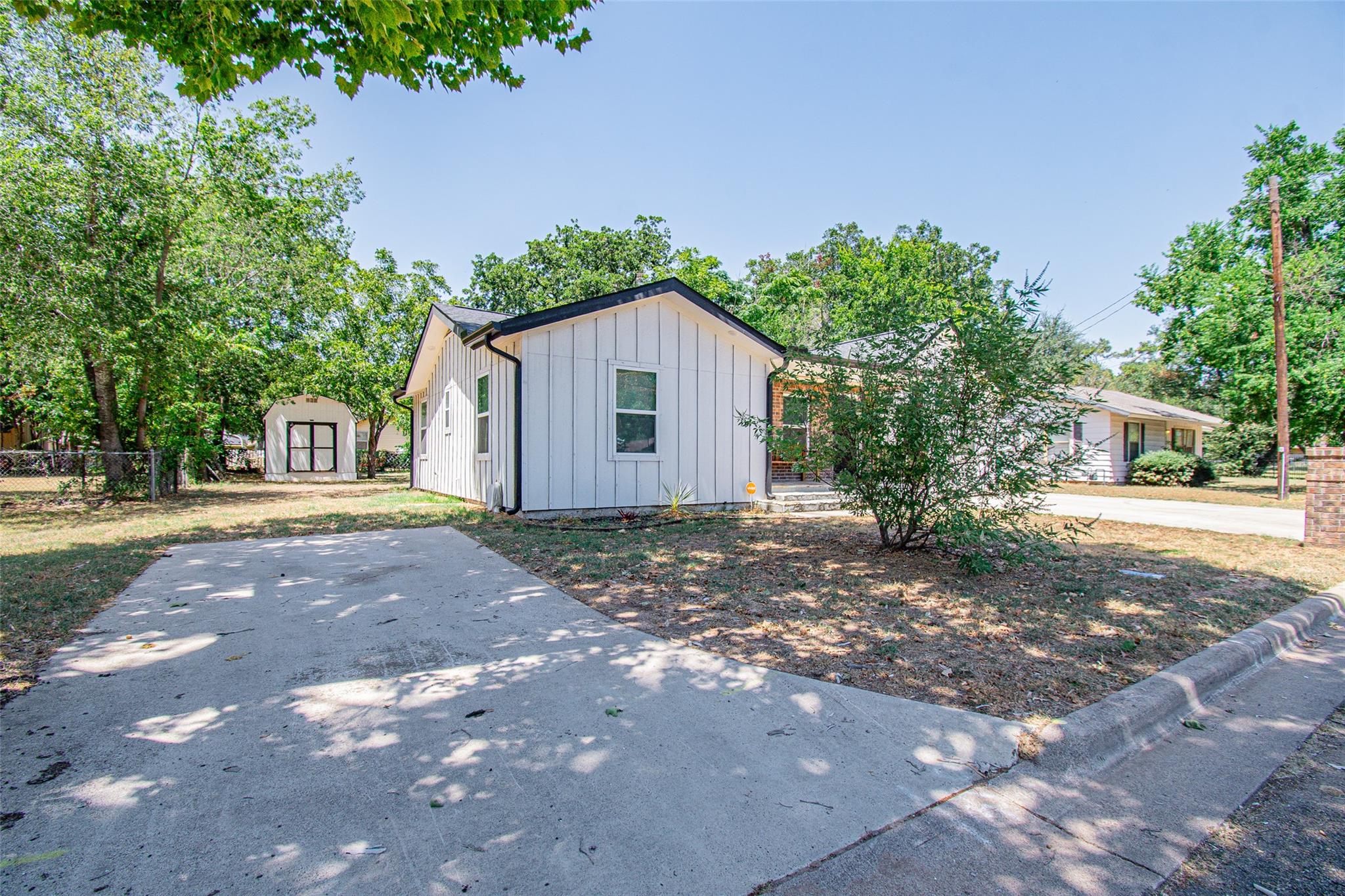 1704 N Hoover Ave, Cameron, TX 76520
