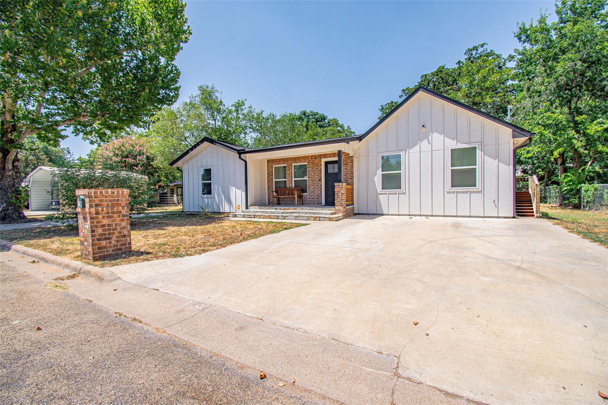 1704 N Hoover Ave, Cameron, TX 76520
