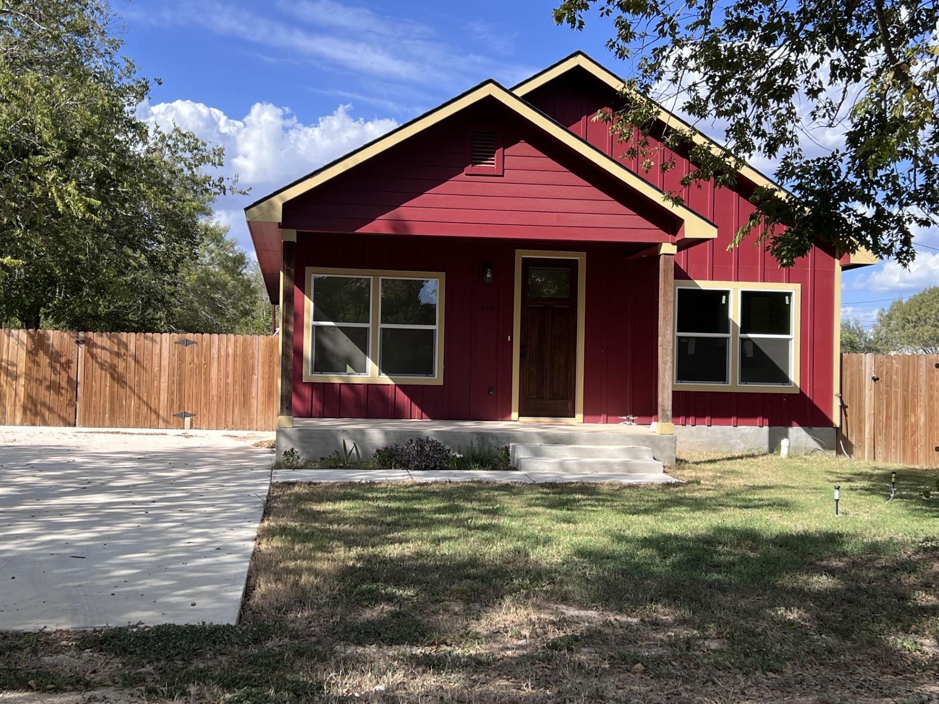 410 W Trinity ST, Luling, TX 78648