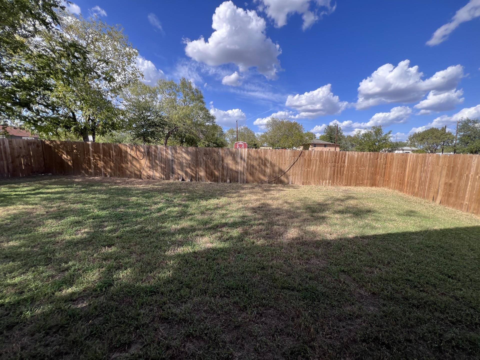 410 W Trinity ST, Luling, TX 78648