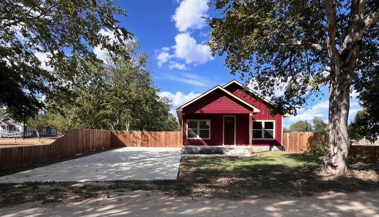 410 W Trinity ST, Luling, TX 78648