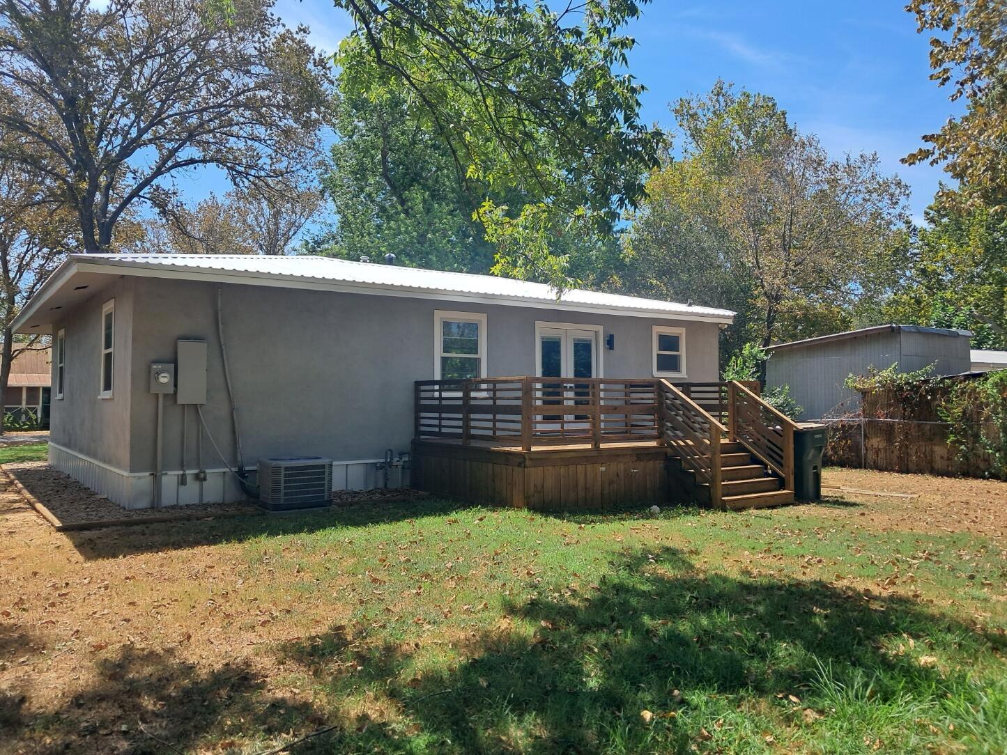 202 Jones ST, Smithville, TX 78957