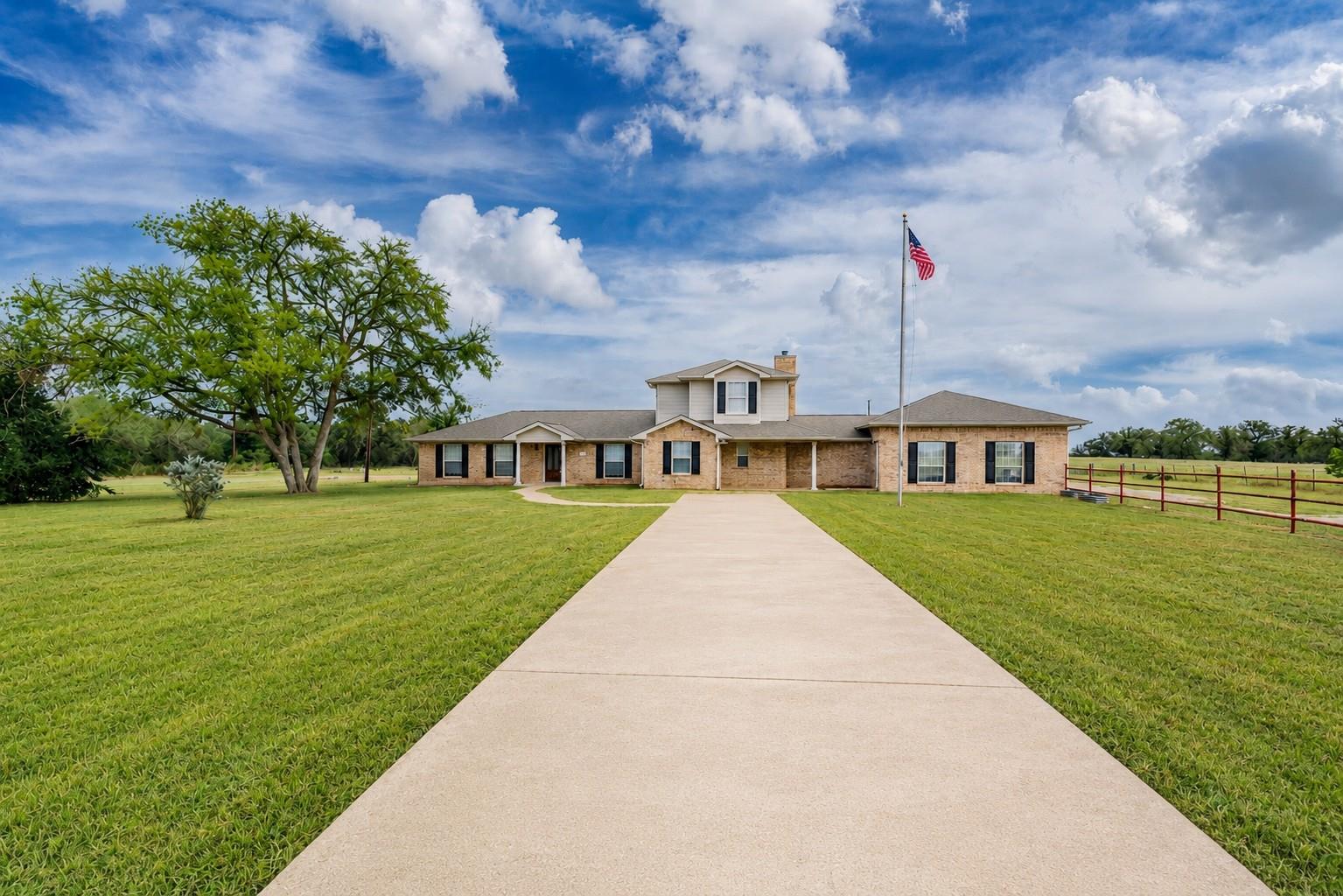 1506 Harwood RD, Luling, TX 78648