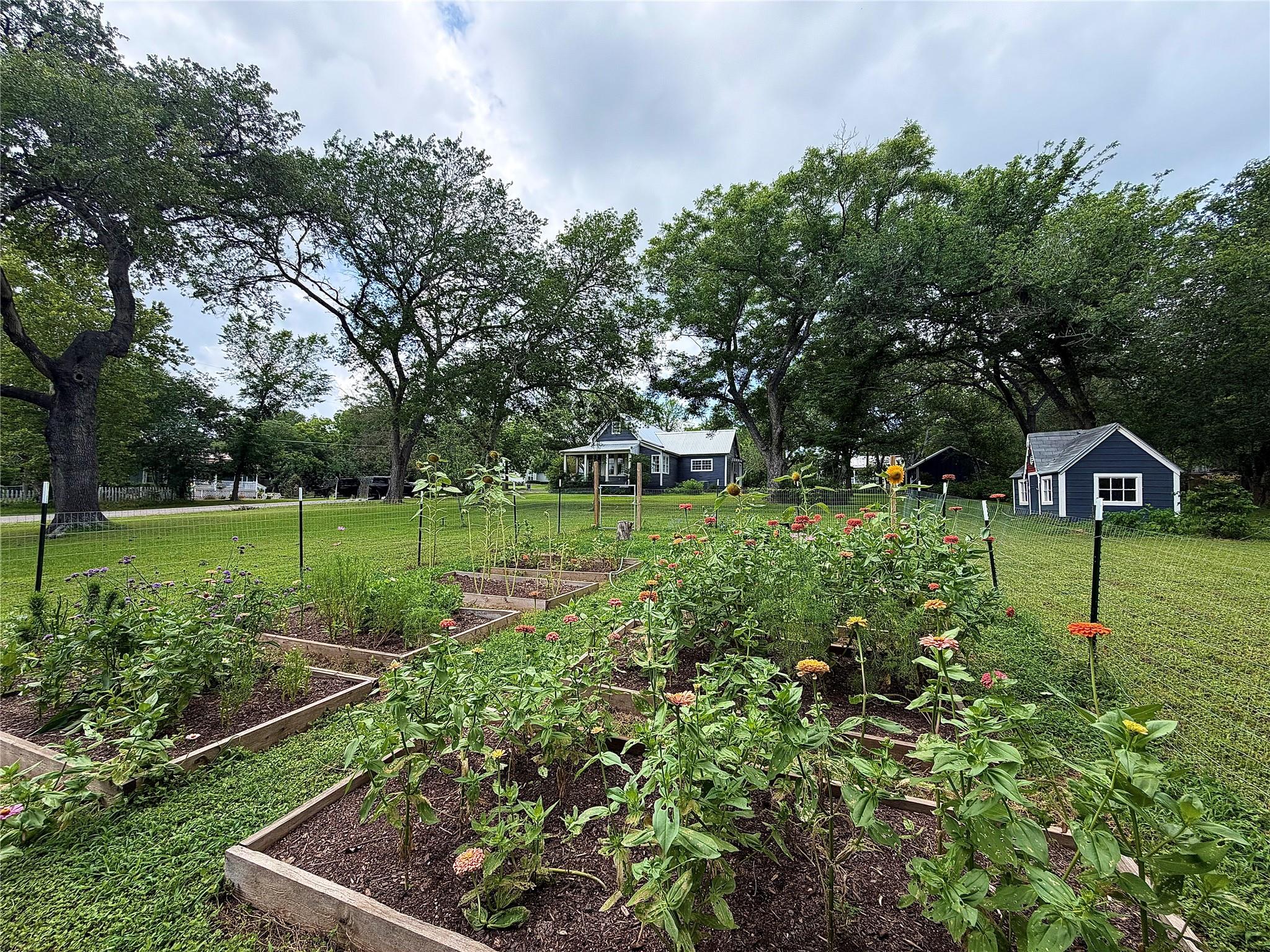 306 5th Ave, Smithville, TX 78957
