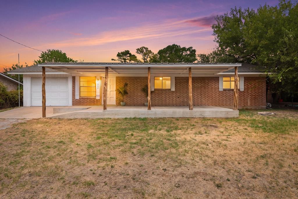 1902 Twin Oaks ST, Kingsland, TX 78639