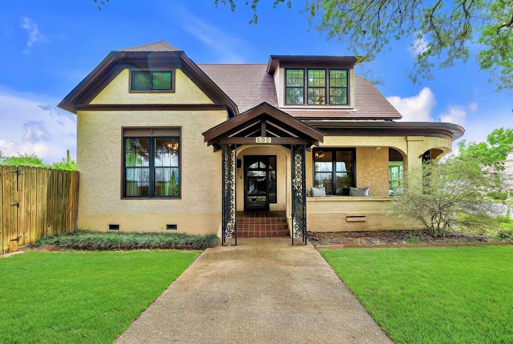 300 Mills ST, Smithville, TX 78957