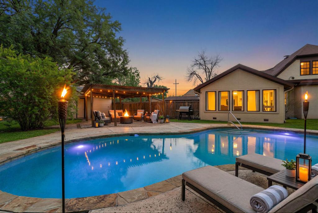 300 Mills ST, Smithville, TX 78957