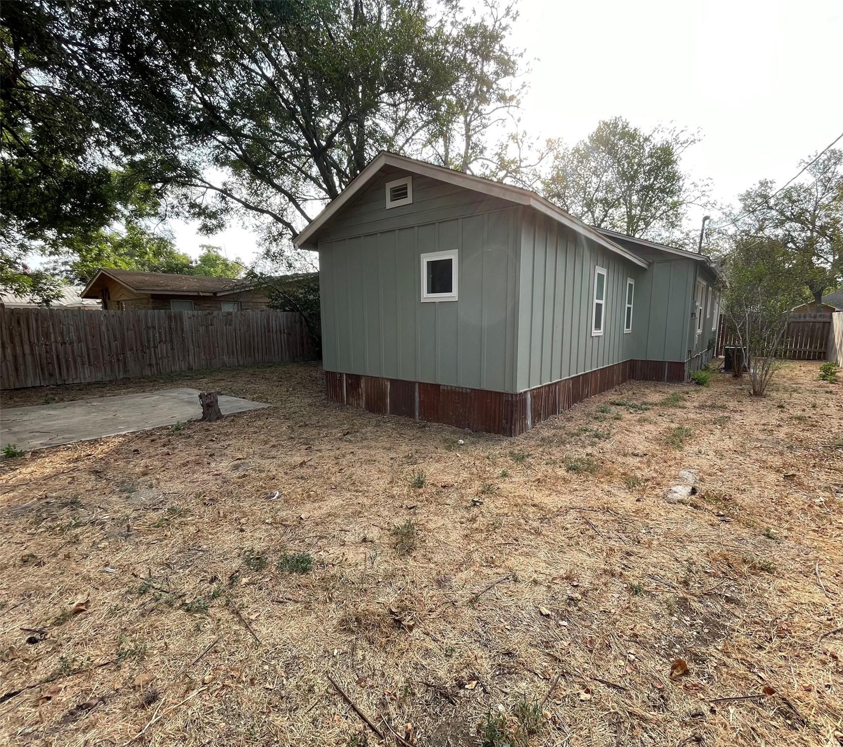 503 Byrne ST, Smithville, TX 78957