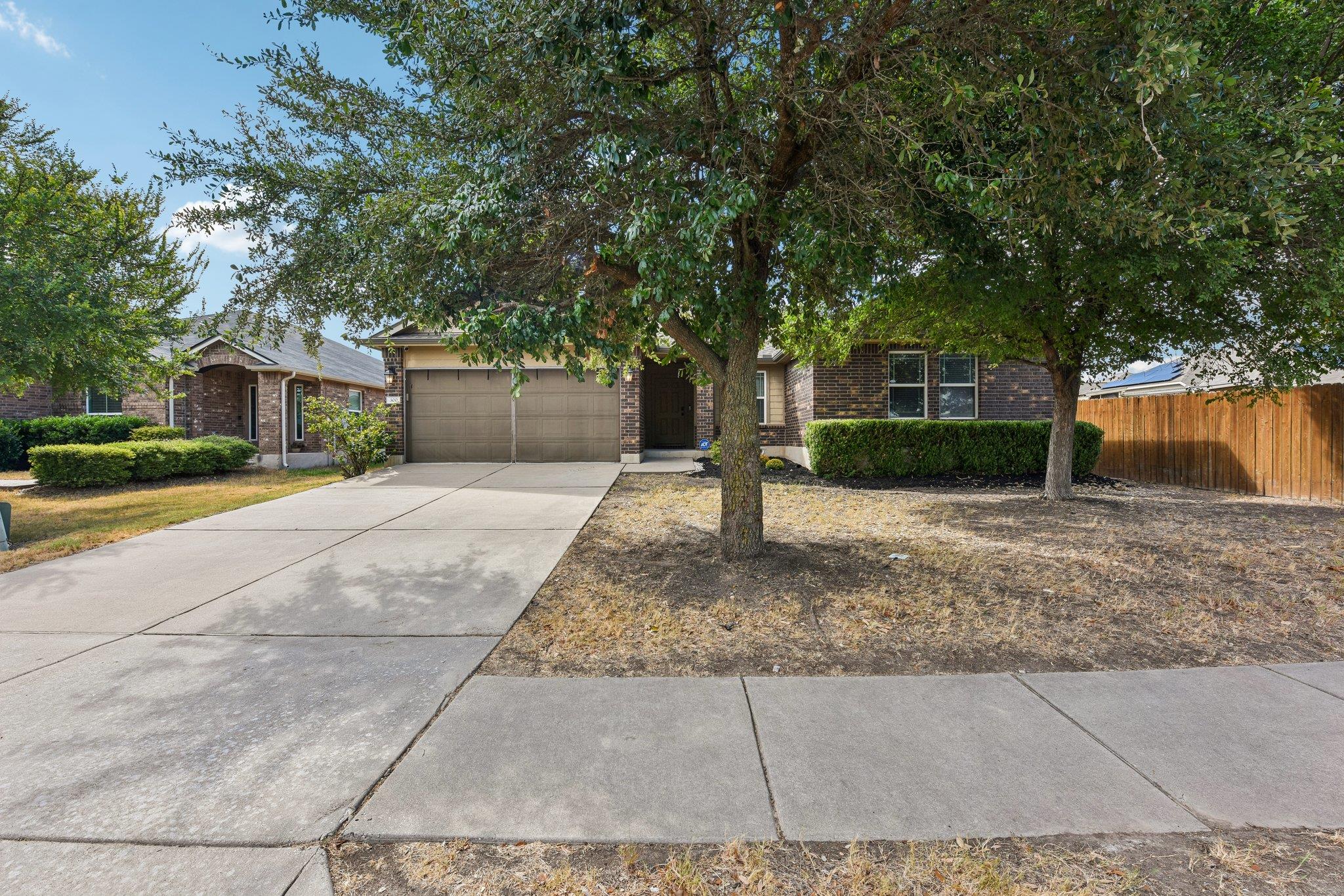 300 Hendelson LN, Hutto, TX 78634