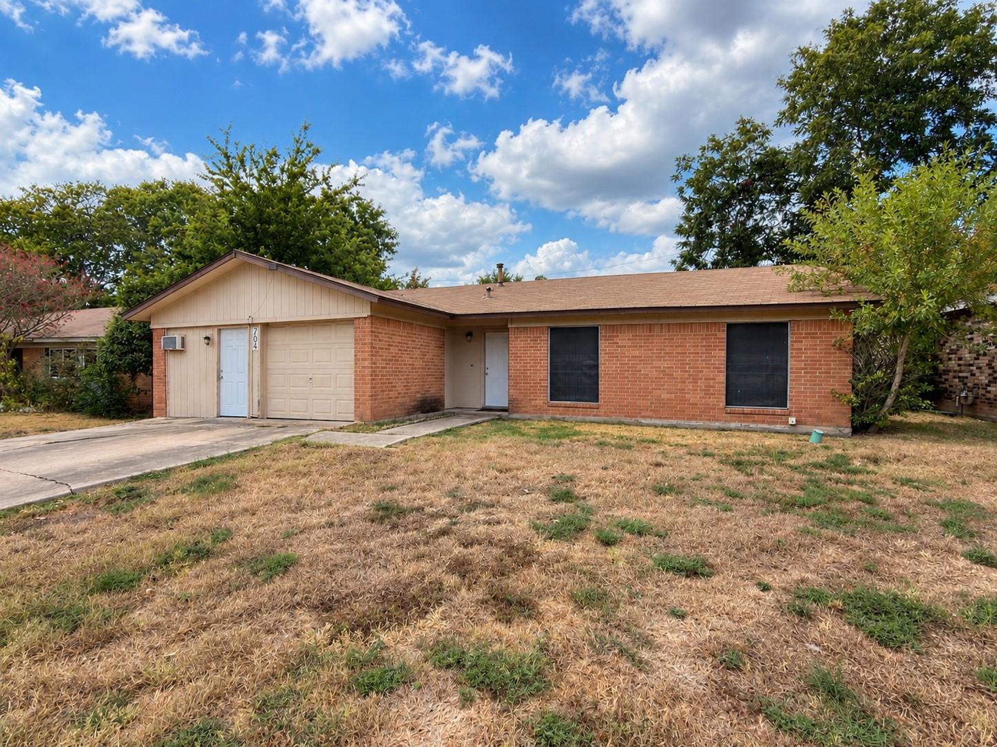 704 Drake LN, Taylor, TX 76574