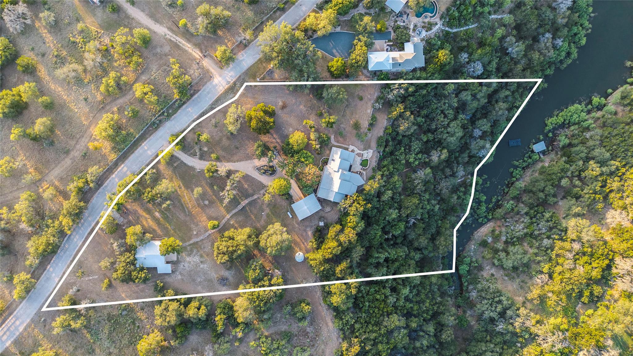 1118 Rustic LN, Spicewood, TX 78669