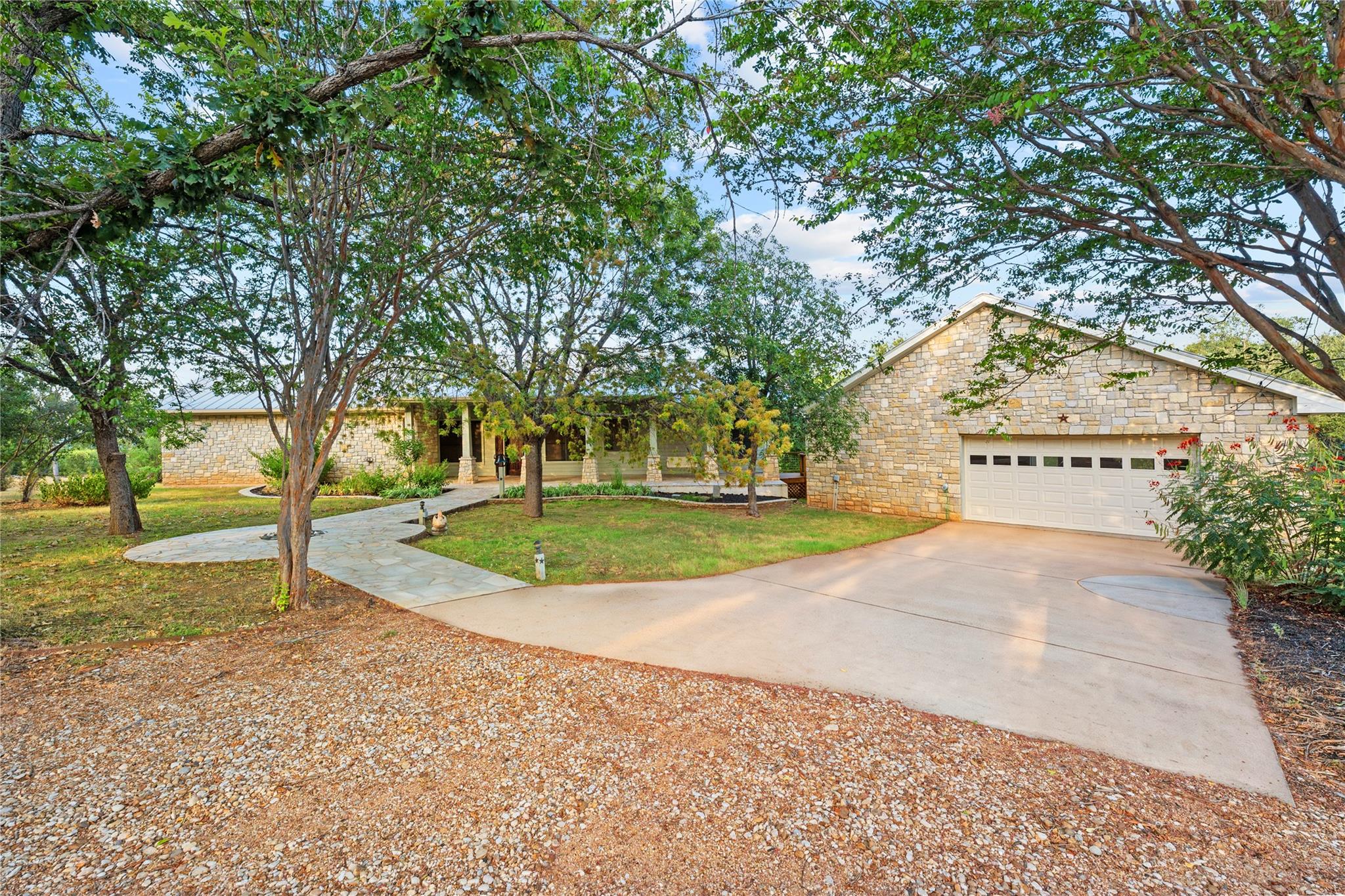 1118 Rustic LN, Spicewood, TX 78669