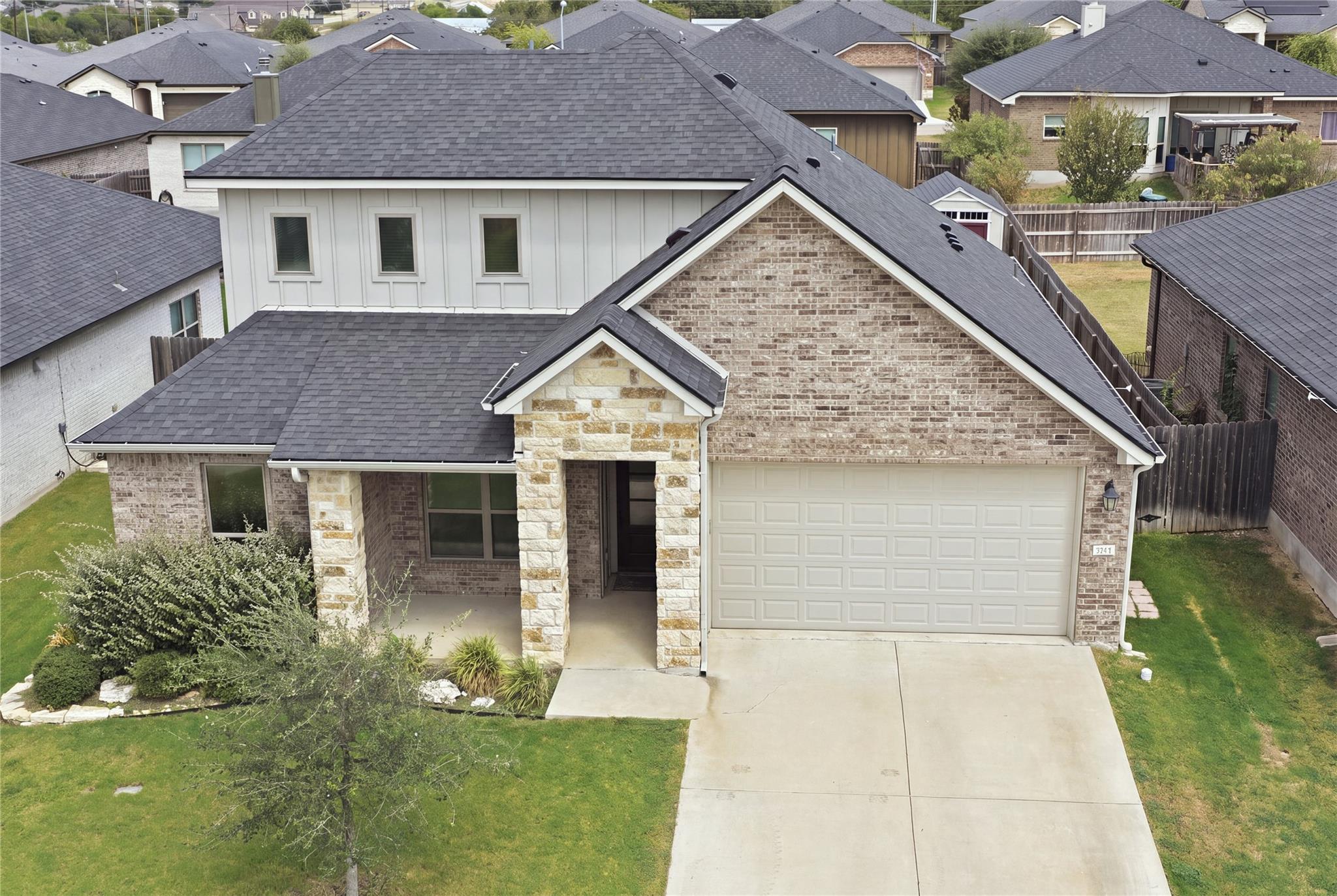 521 Seabiscuit DR, Jarrell, TX 76537