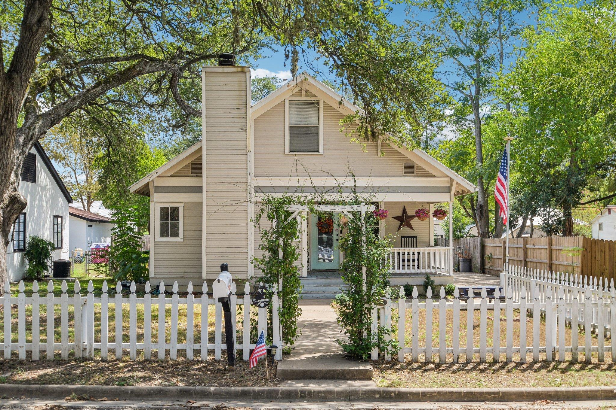 802 Hudgins ST, Smithville, TX 78957