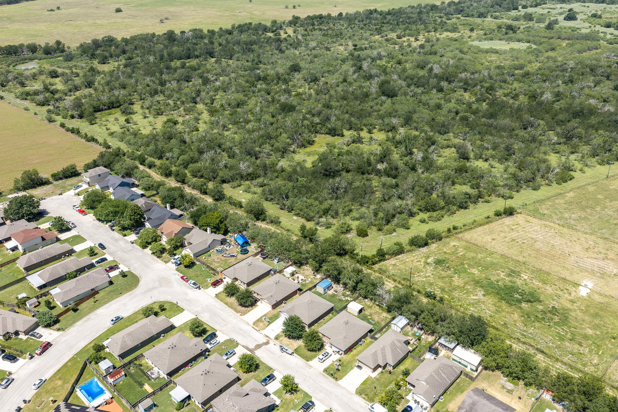 186 Talon DR, Luling, TX 78648