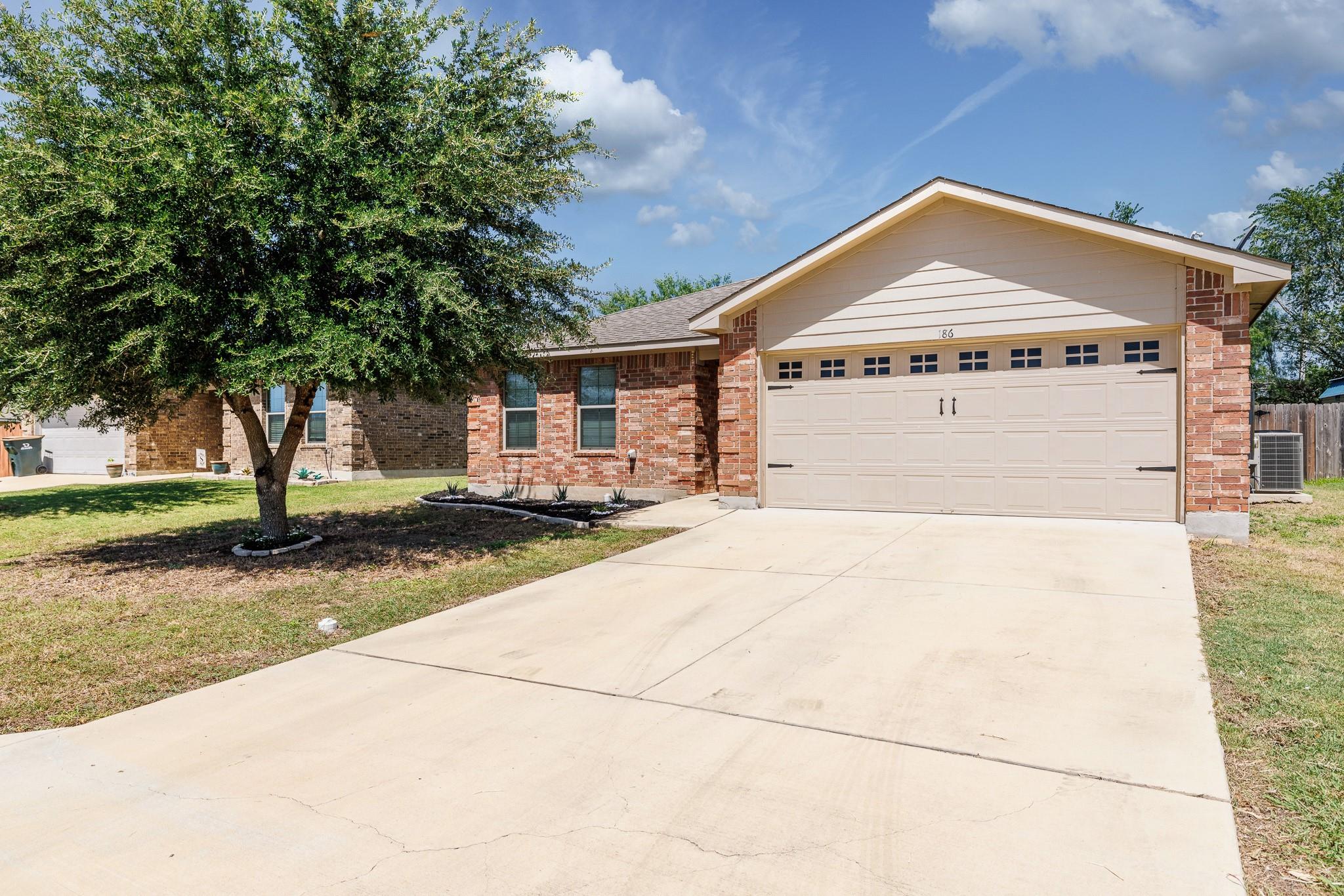 186 Talon DR, Luling, TX 78648