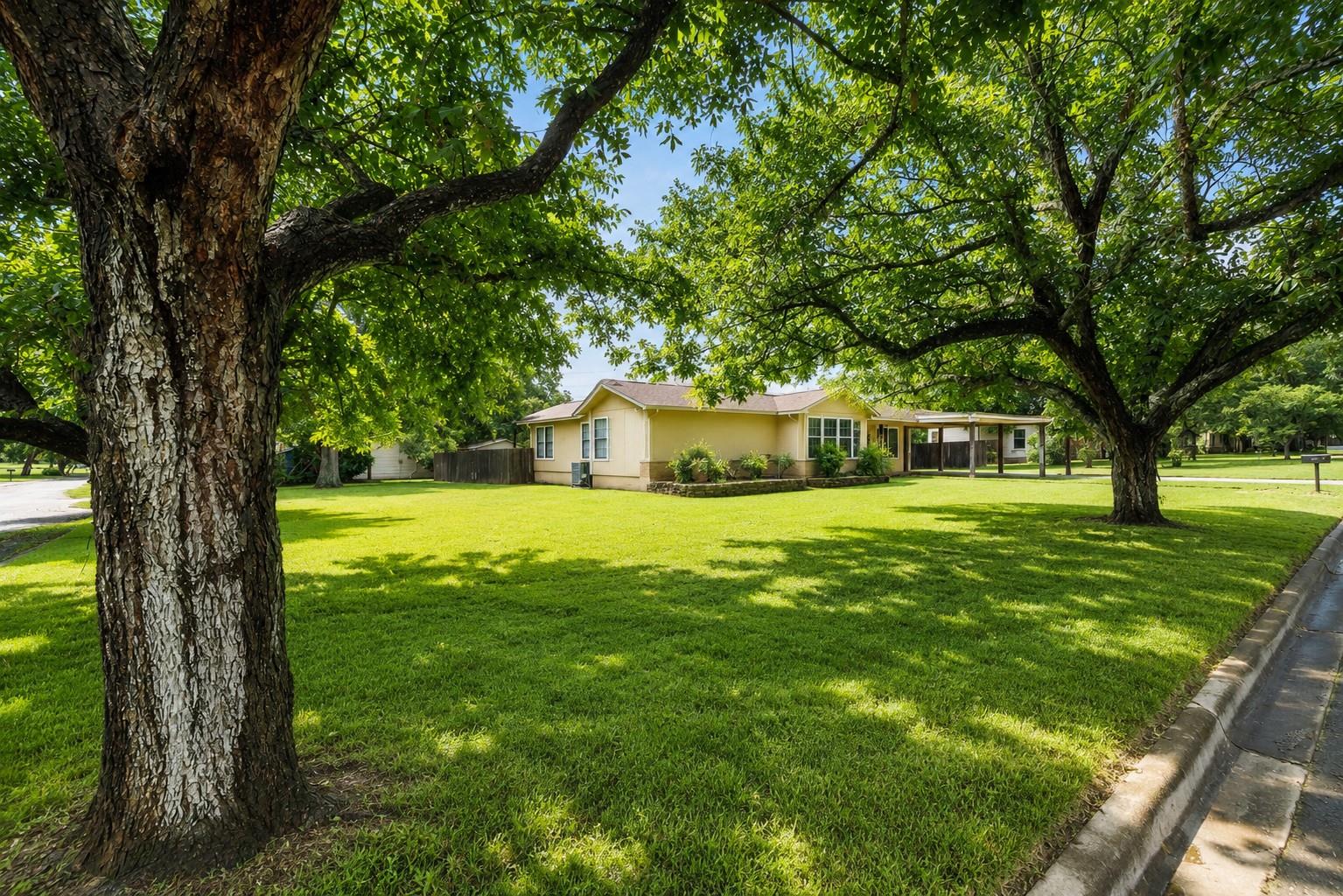 140 Hillcrest DR, Luling, TX 78648