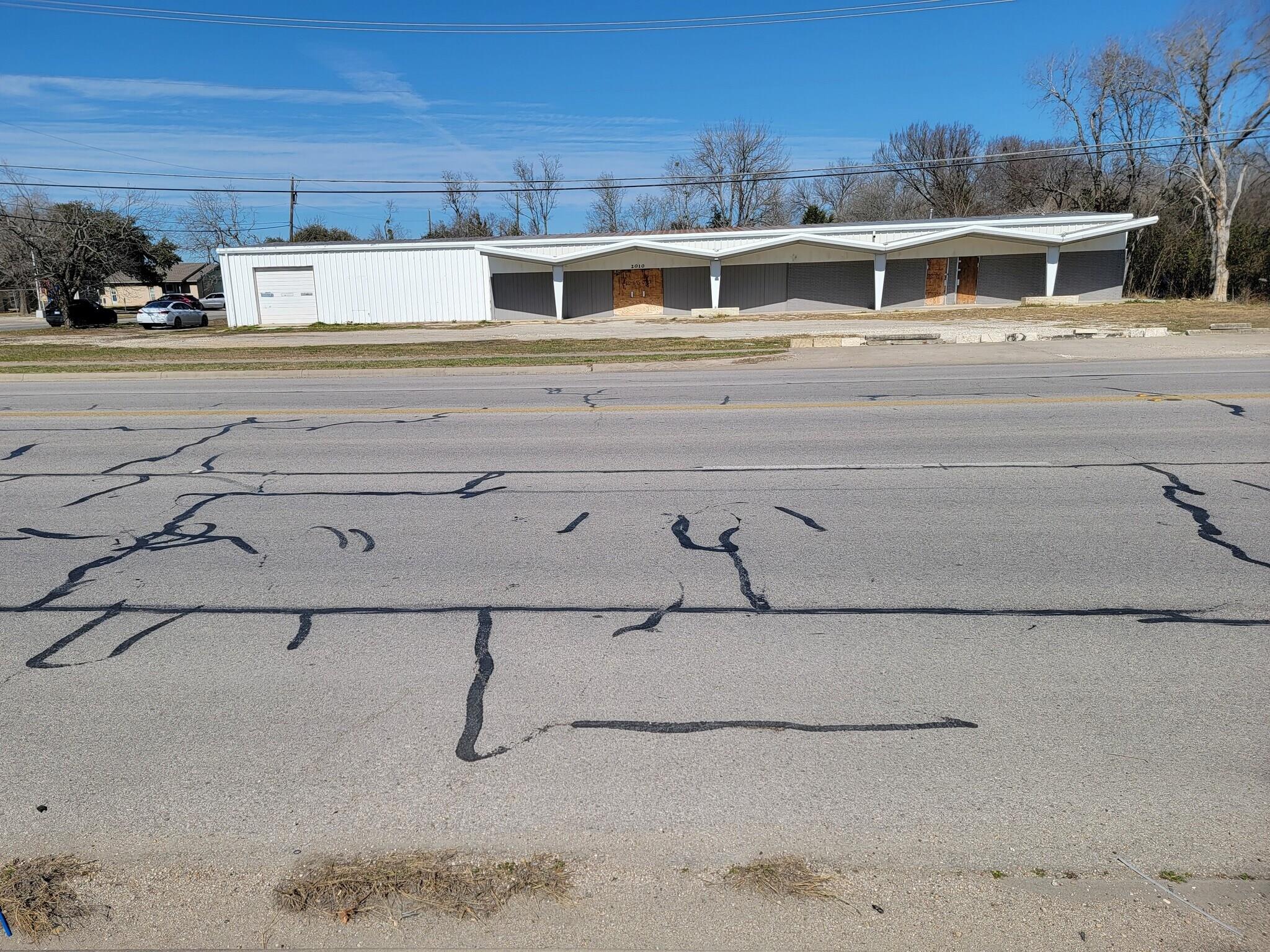 2010 W 2nd ST, Taylor, TX 76574