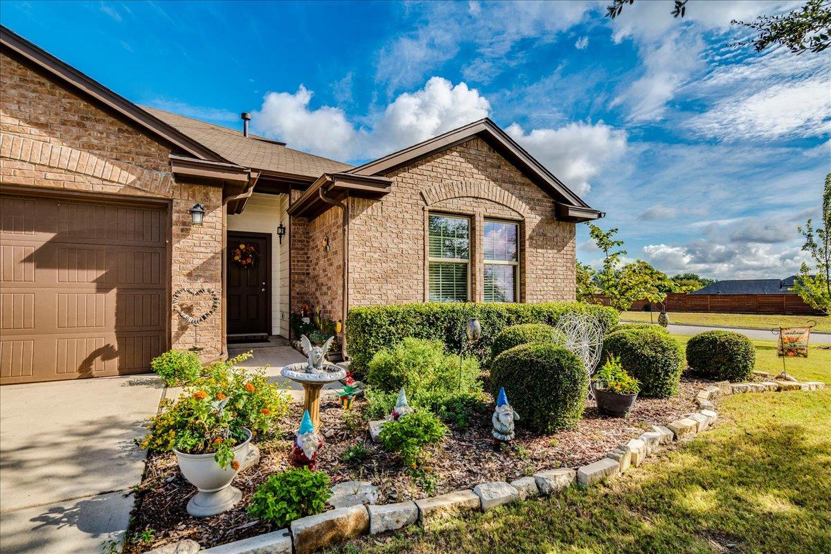 172 Mistflower LN, Kyle, TX 78640