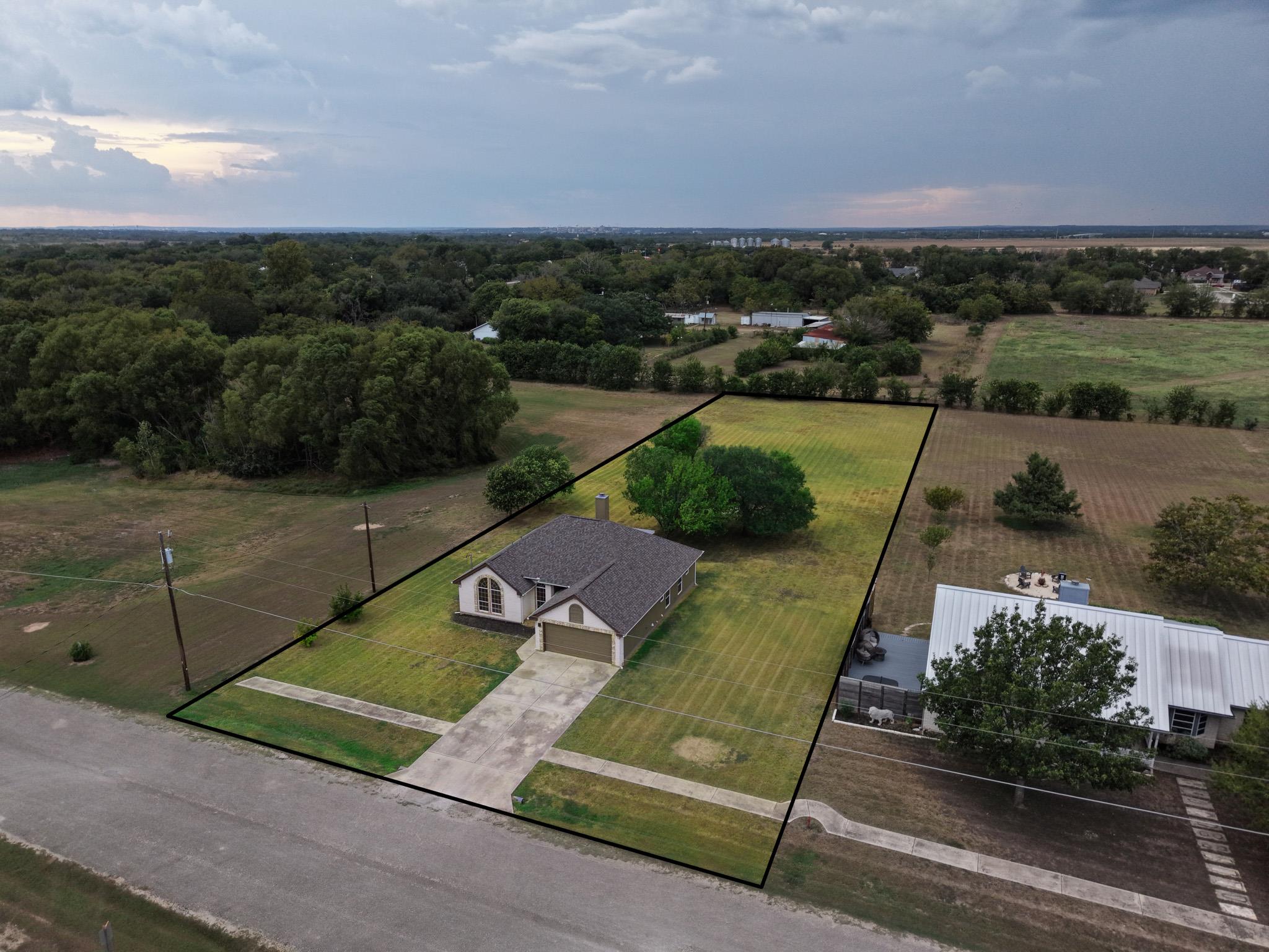 84 Thomas DR, Martindale, TX 78655