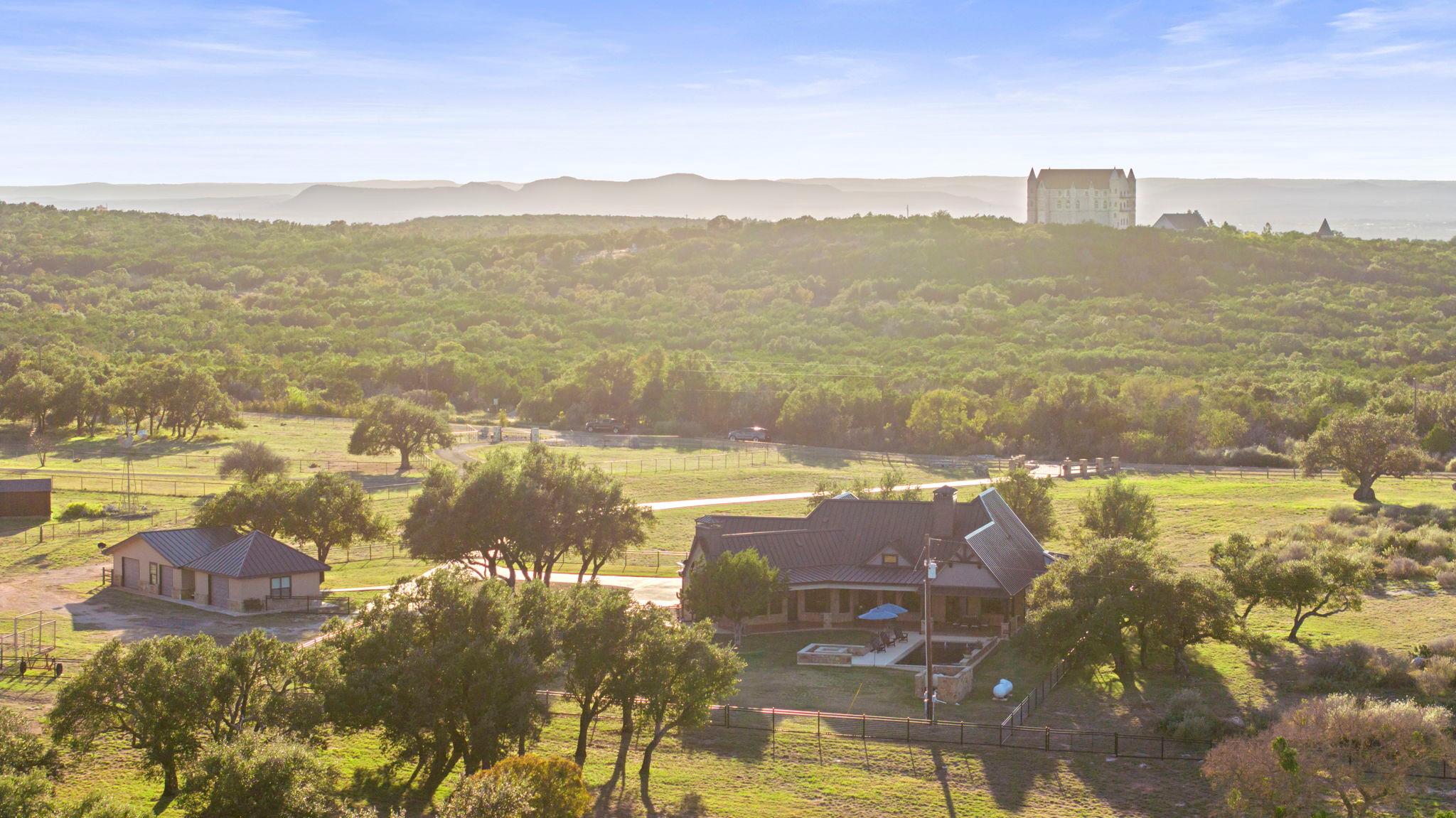 901 Crown LN, Burnet, TX 78611