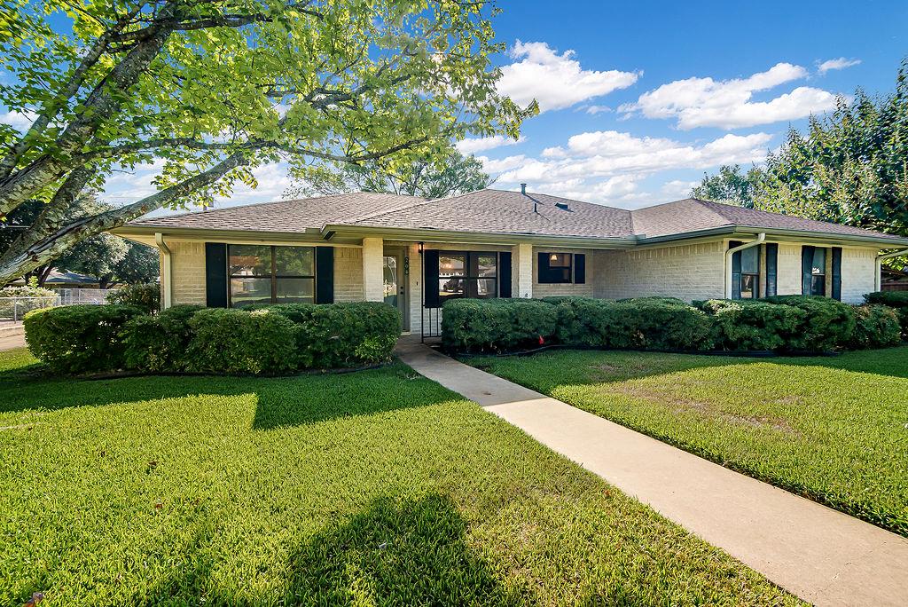 208 Edgewood DR, Fredericksburg, TX 78624