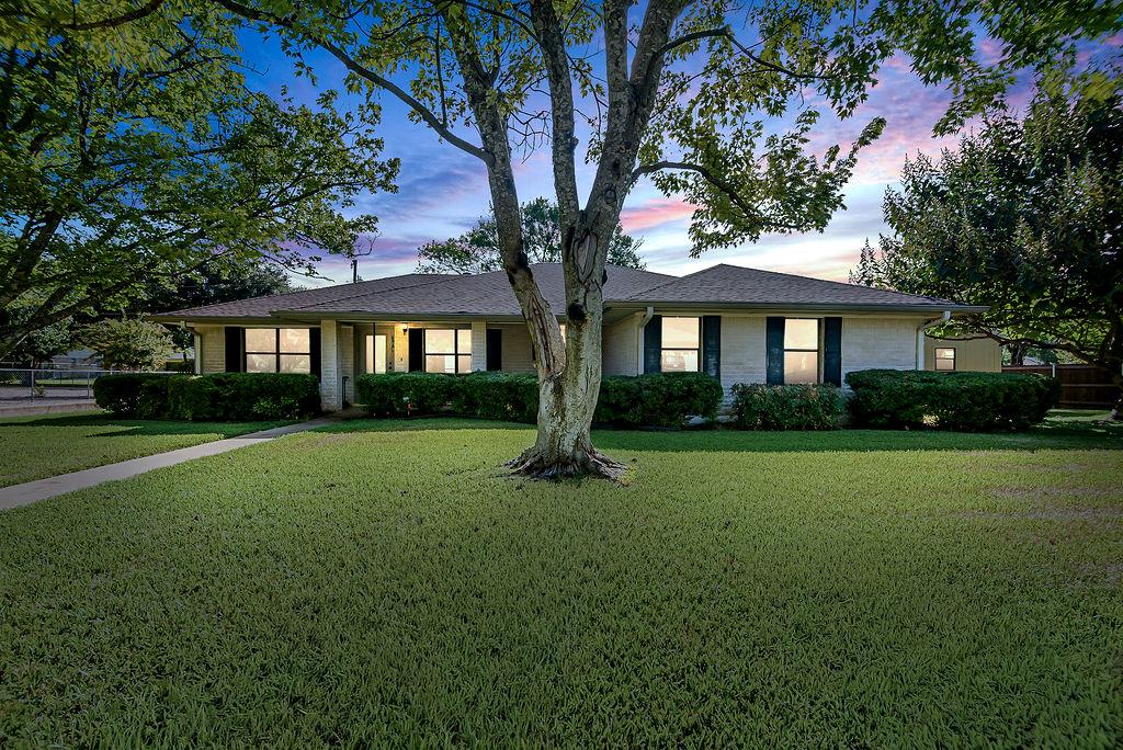 208 Edgewood DR, Fredericksburg, TX 78624