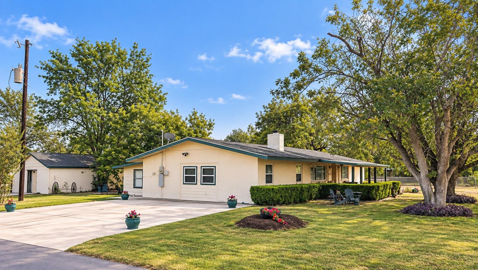 410 N Burnet ST, Manor, TX 78653