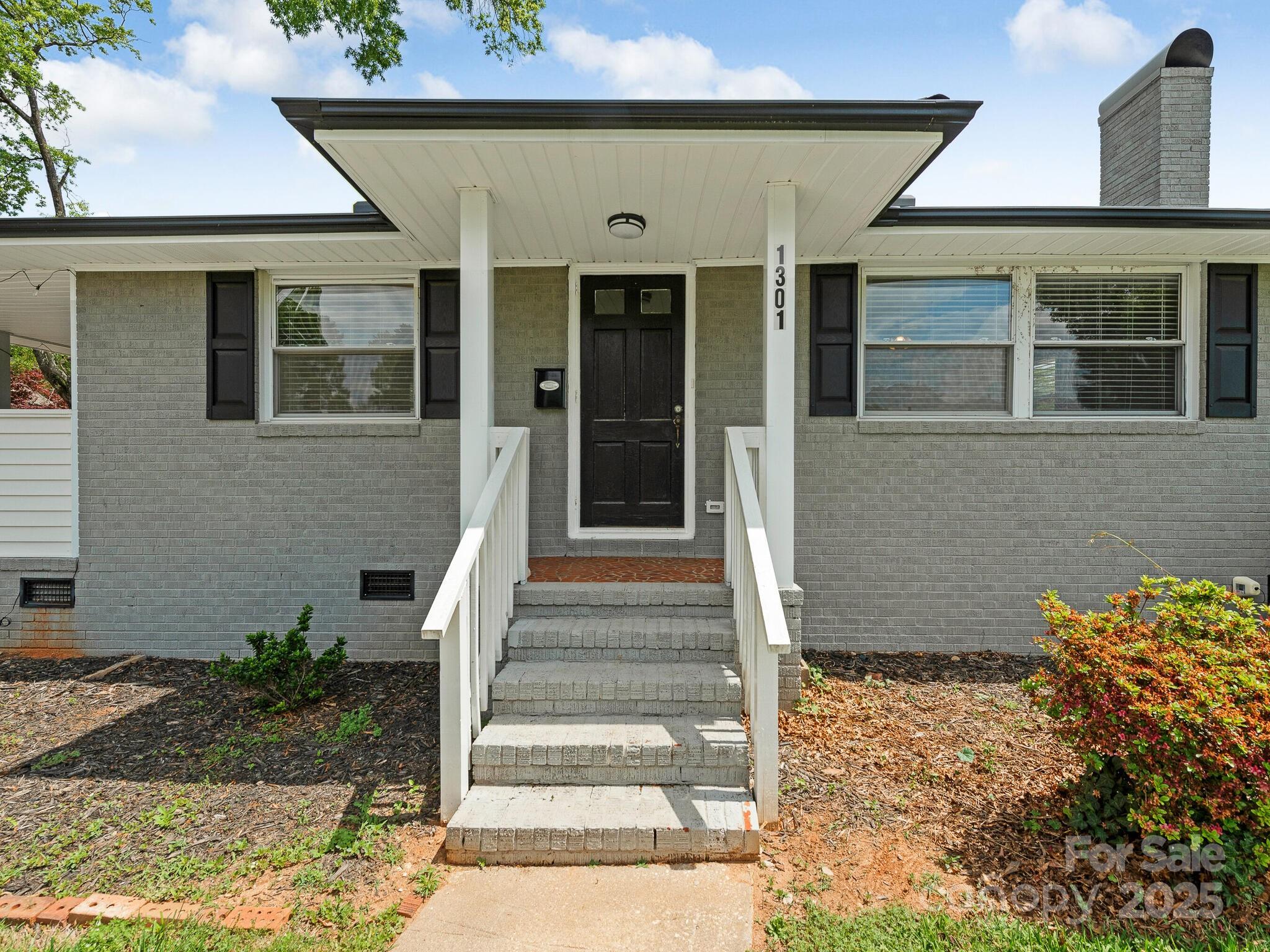 1301 S Kings Dr, Charlotte, NC 28207
