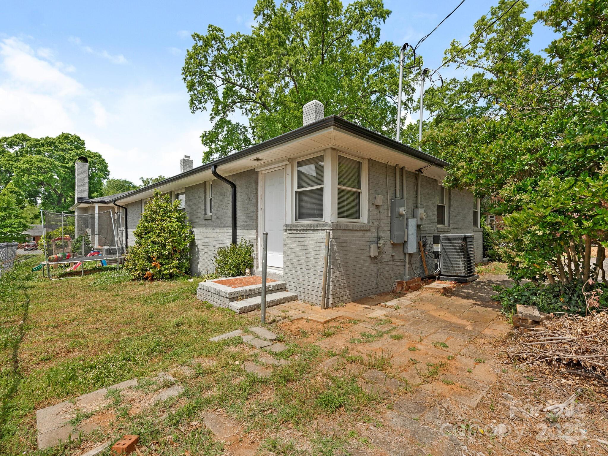 1301 S Kings Dr, Charlotte, NC 28207