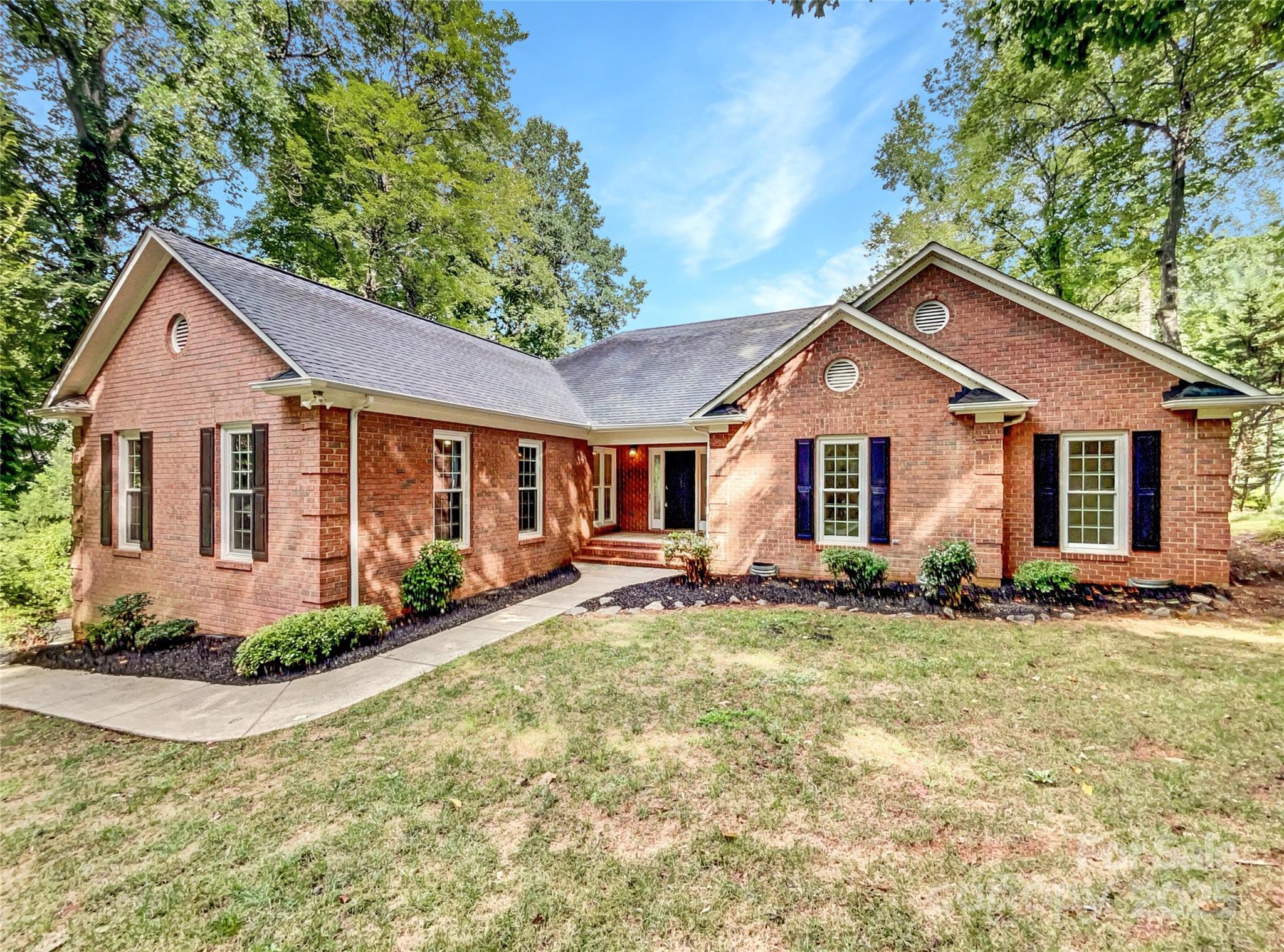8117 Shannon Woods Ln, Matthews, NC 28104