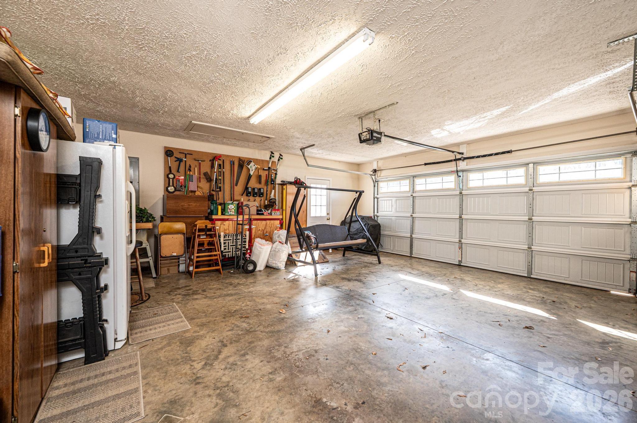 2576 Rolling Ridge Dr, Hickory, NC 28602