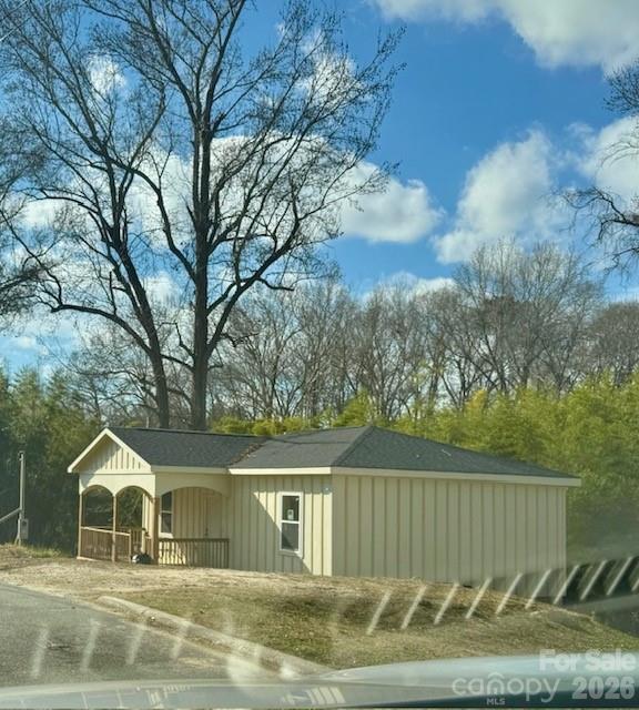 38 Poplar St, Great Falls, SC 29055