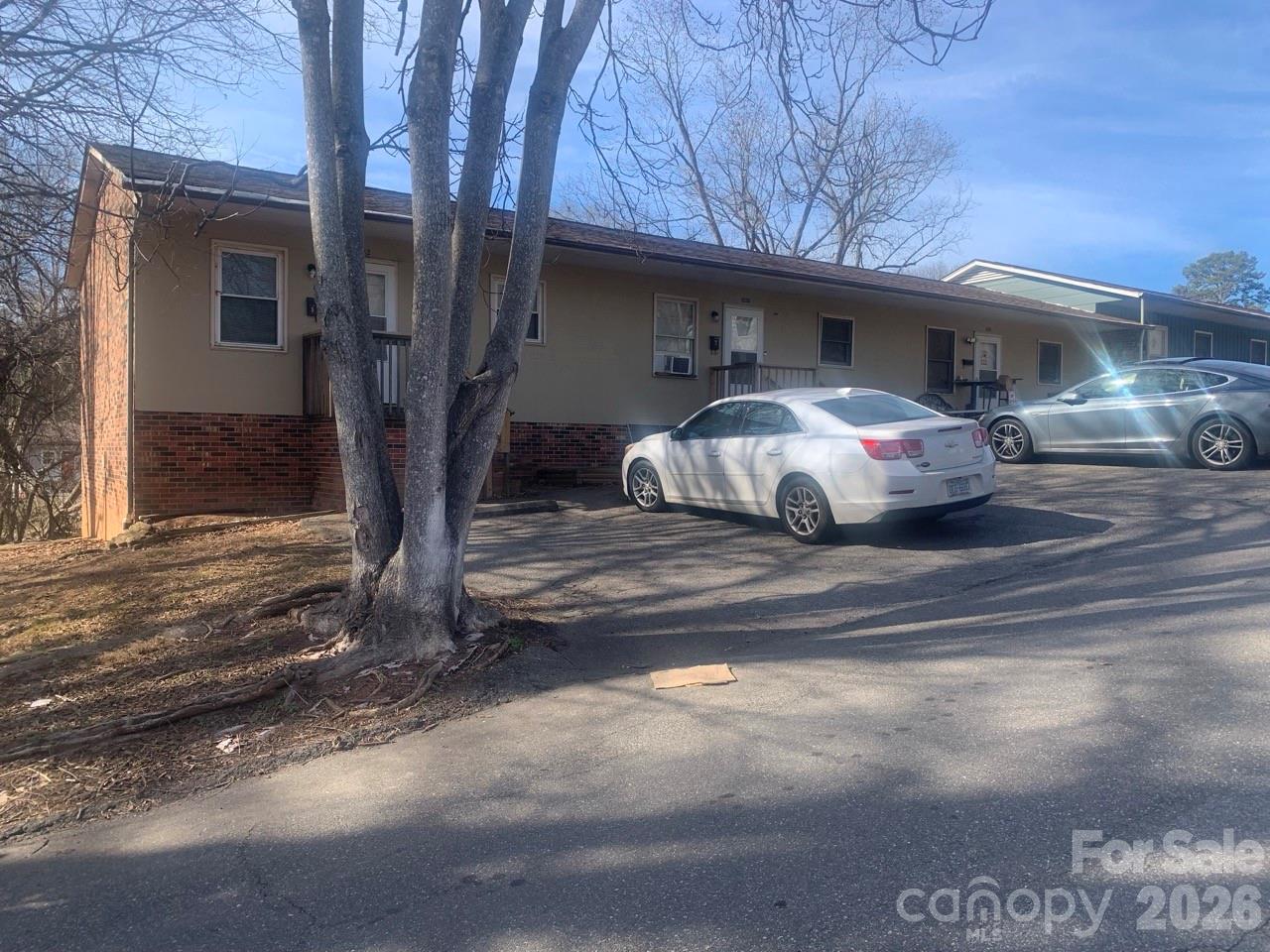 1006 3rd St SE, Hickory, NC 28602