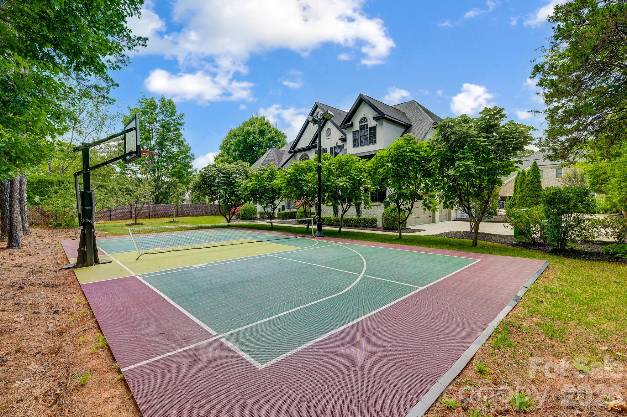 8707 Fairview Rd, Charlotte, NC 28226