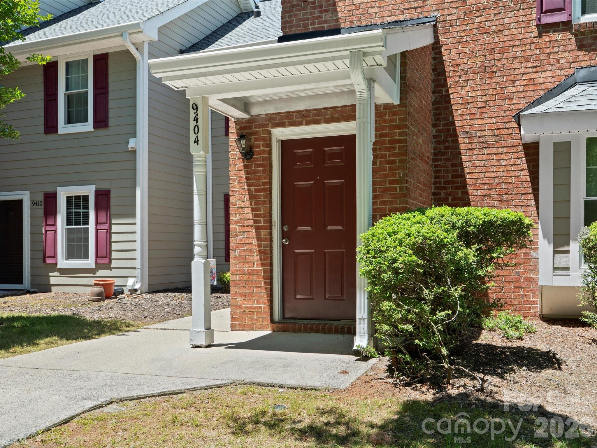 9404 S Vicksburg Park Ct, Charlotte, NC 28210