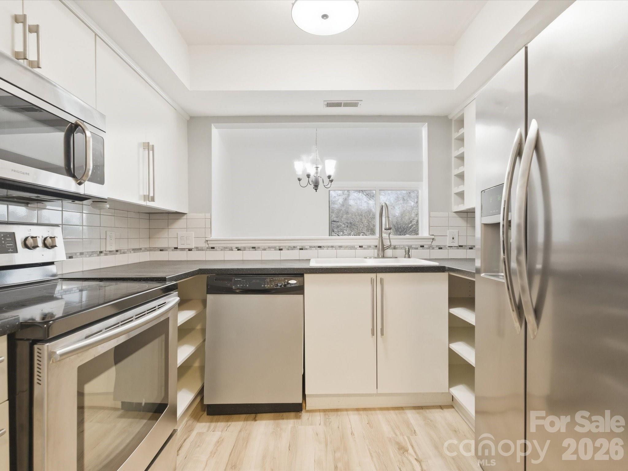 9404 S Vicksburg Park Ct, Charlotte, NC 28210