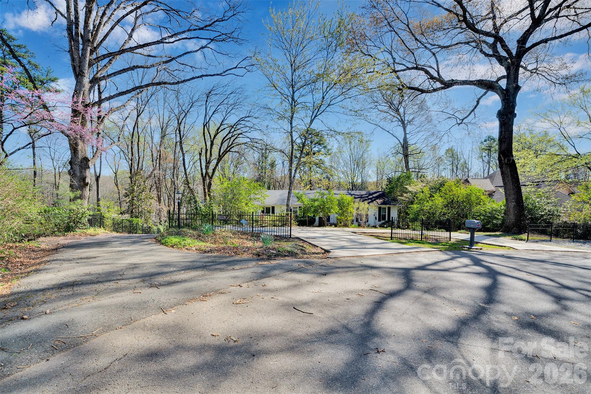 301 Hillandale Dr, Charlotte, NC 28270