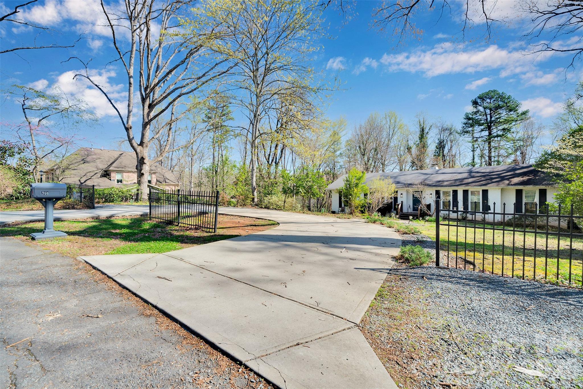 301 Hillandale Dr, Charlotte, NC 28270