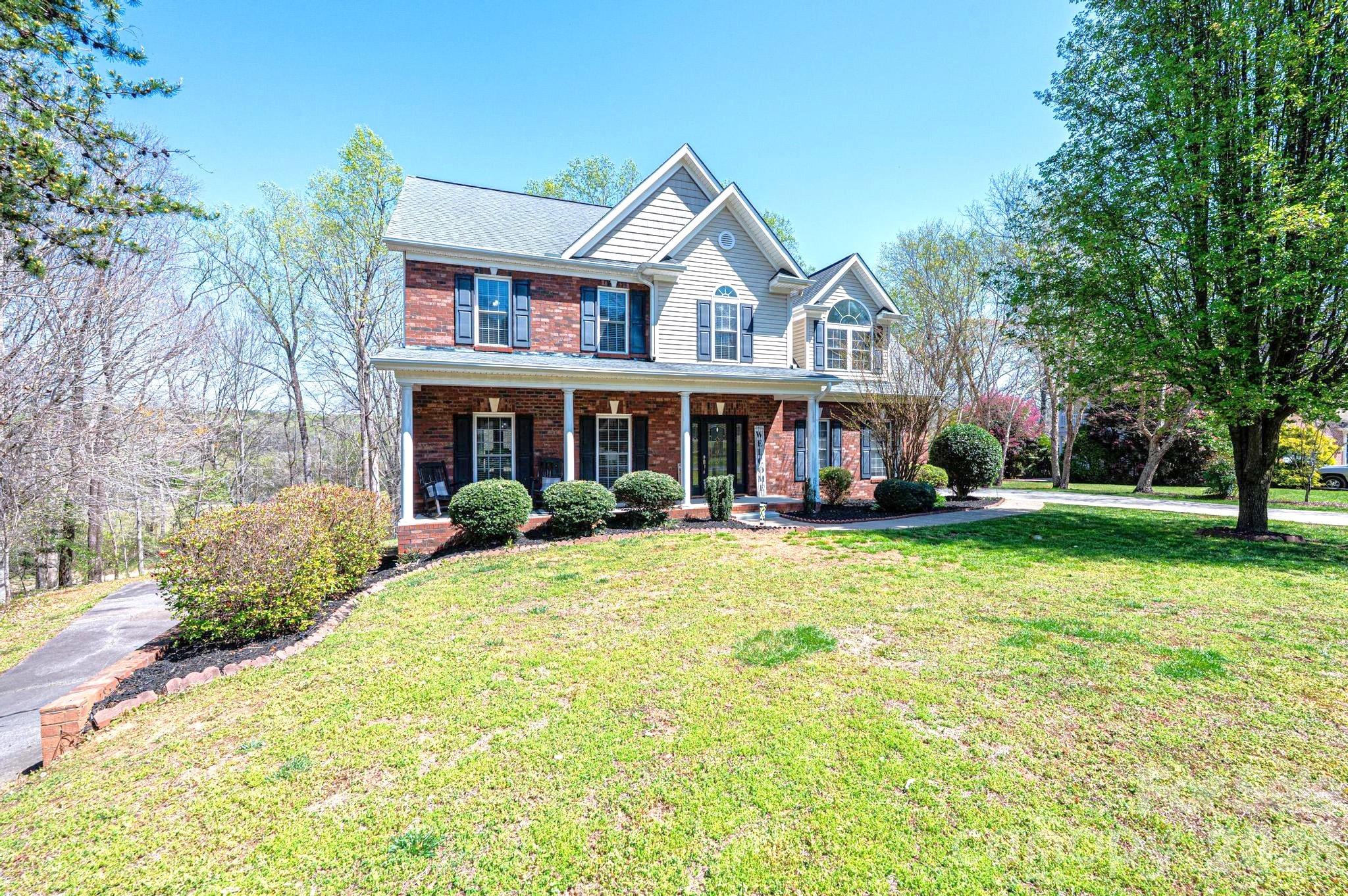 2586 Henry Falls Dr, Hickory, NC 28602