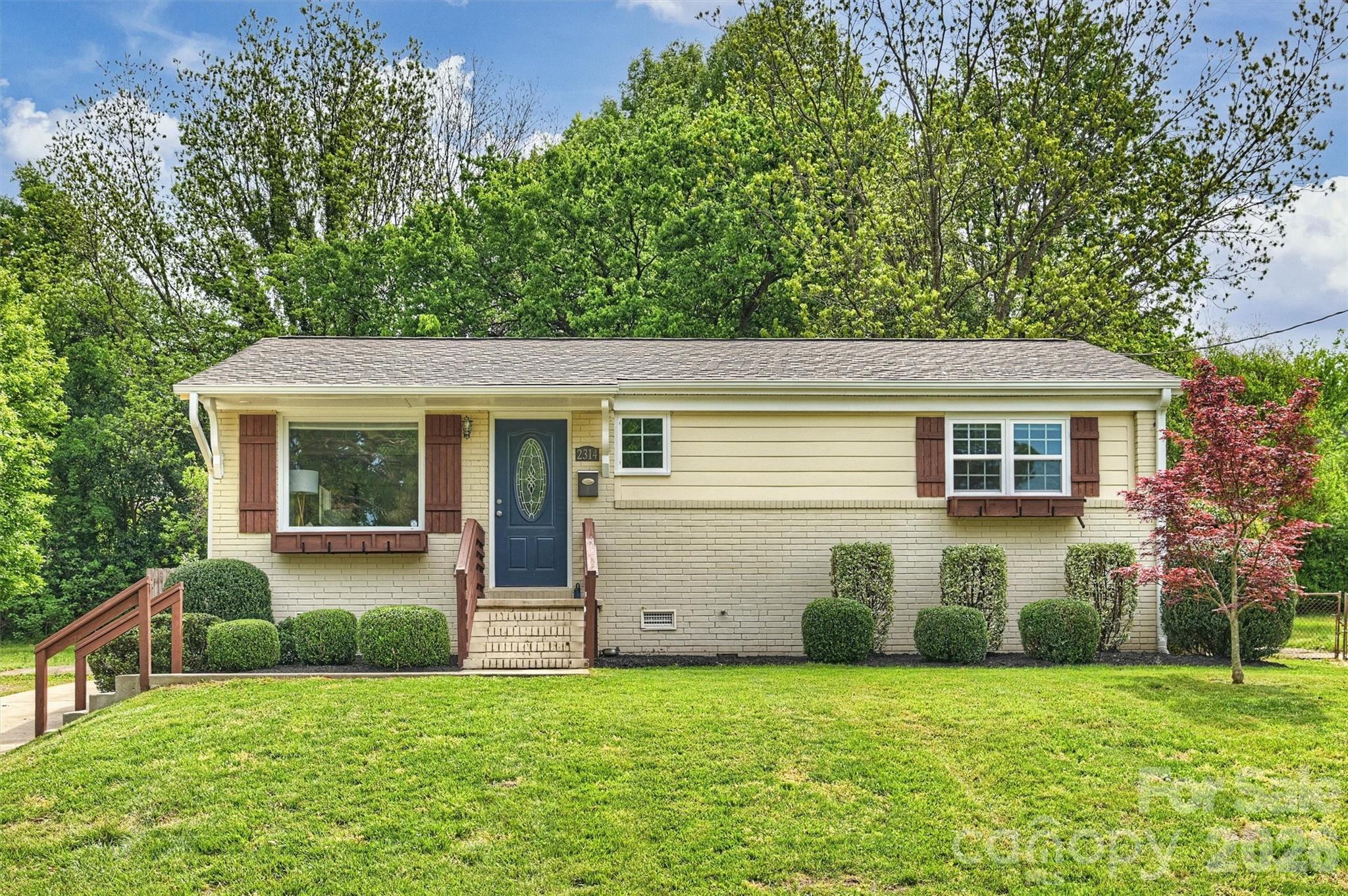 2314 Crestview Dr, Charlotte, NC 28216
