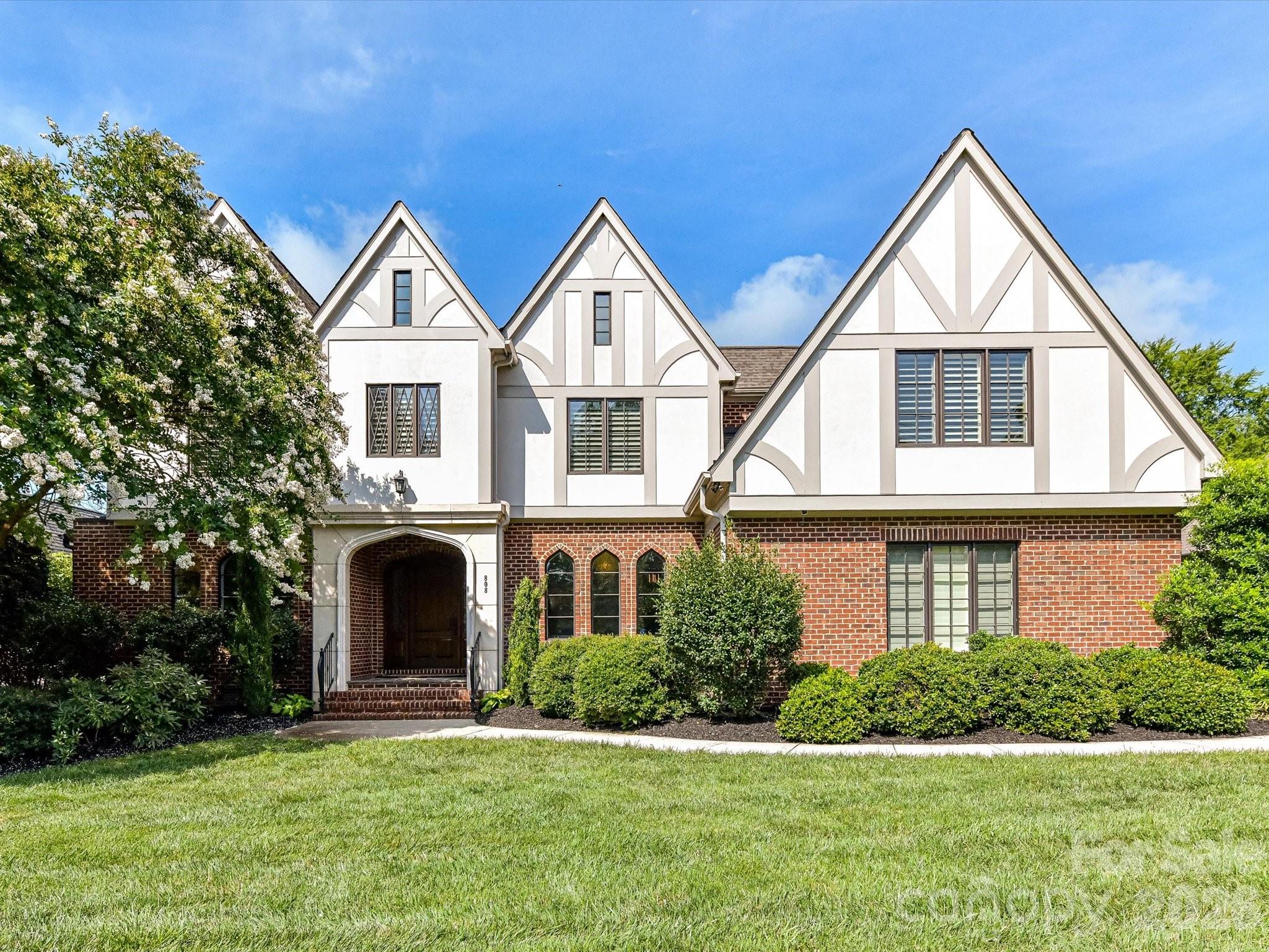 808 Huntington Park Dr, Charlotte, NC 28211