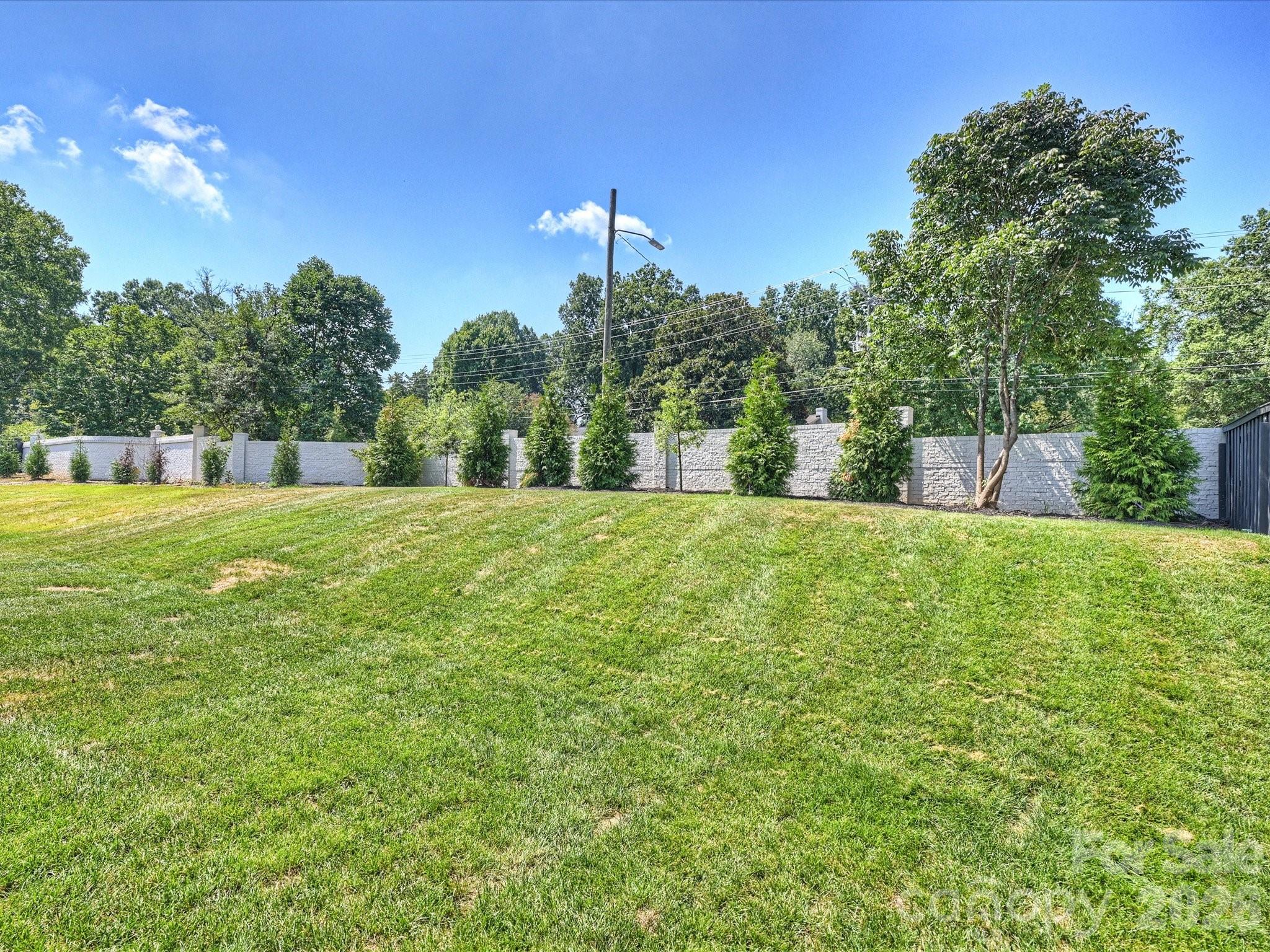 927 Laurel Creek Ln, Charlotte, NC 28211