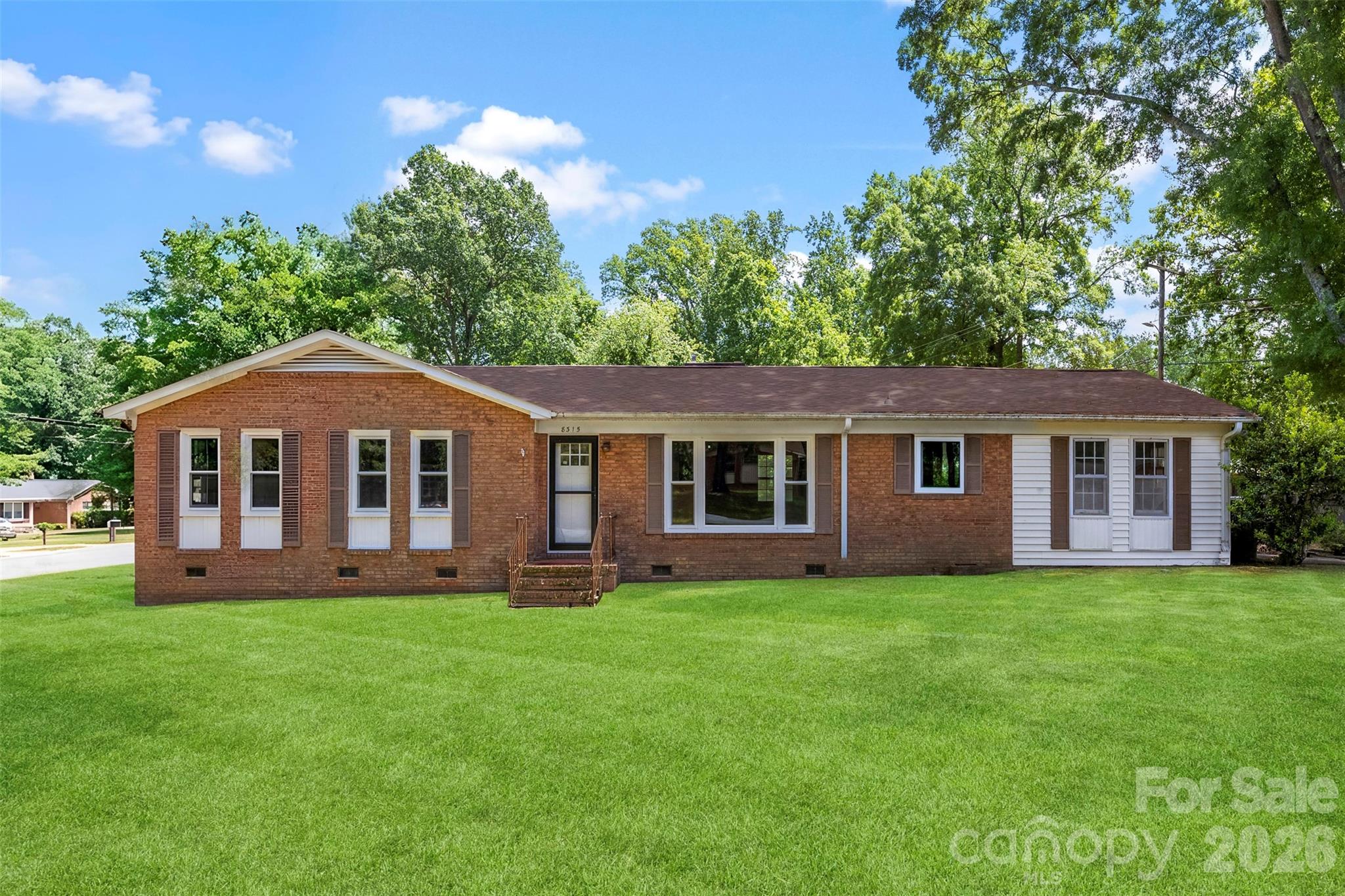 8315 Westbourne Dr, Charlotte, NC 28216