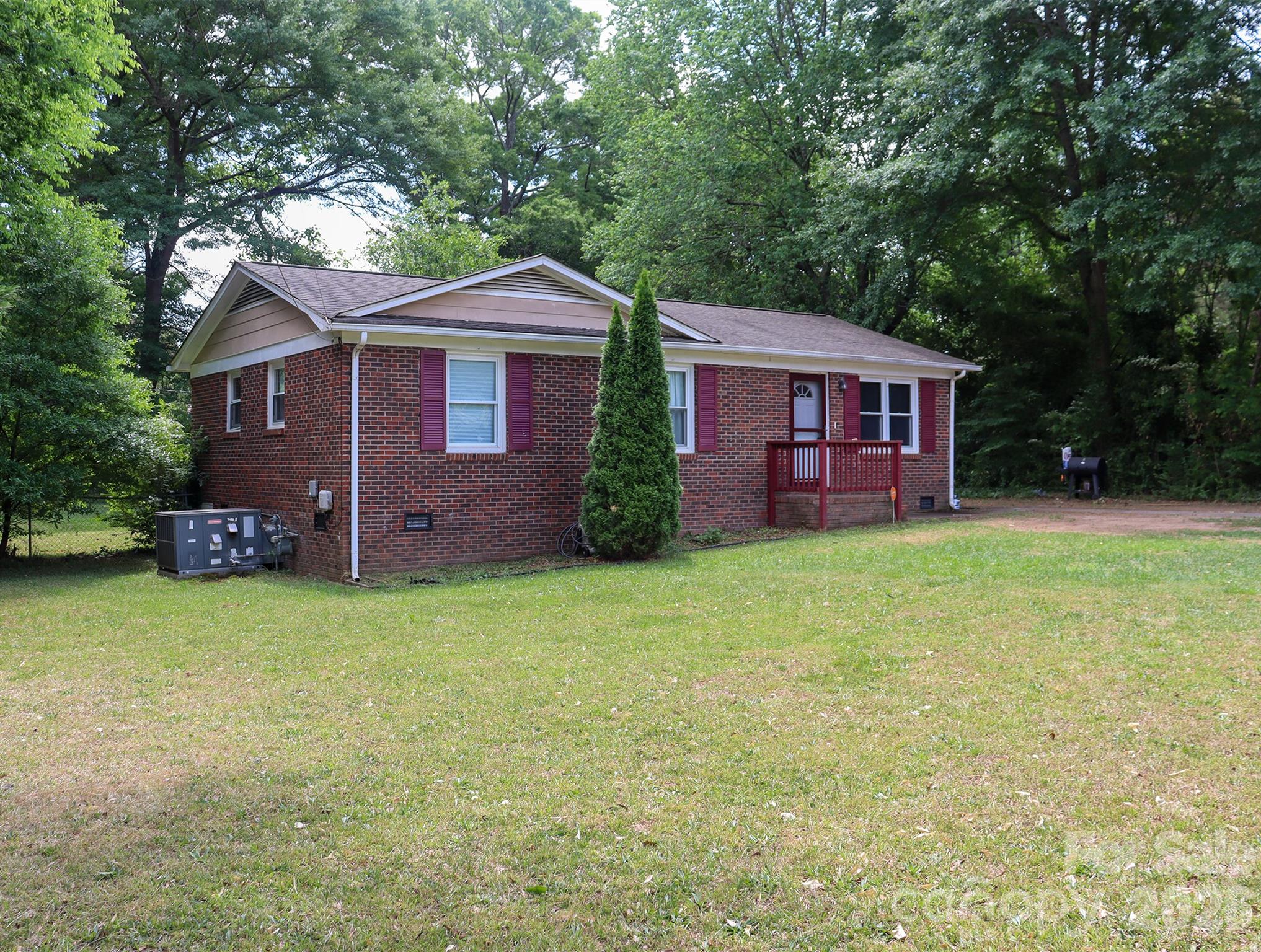 1006 Iris Dr, Gastonia, NC 28056