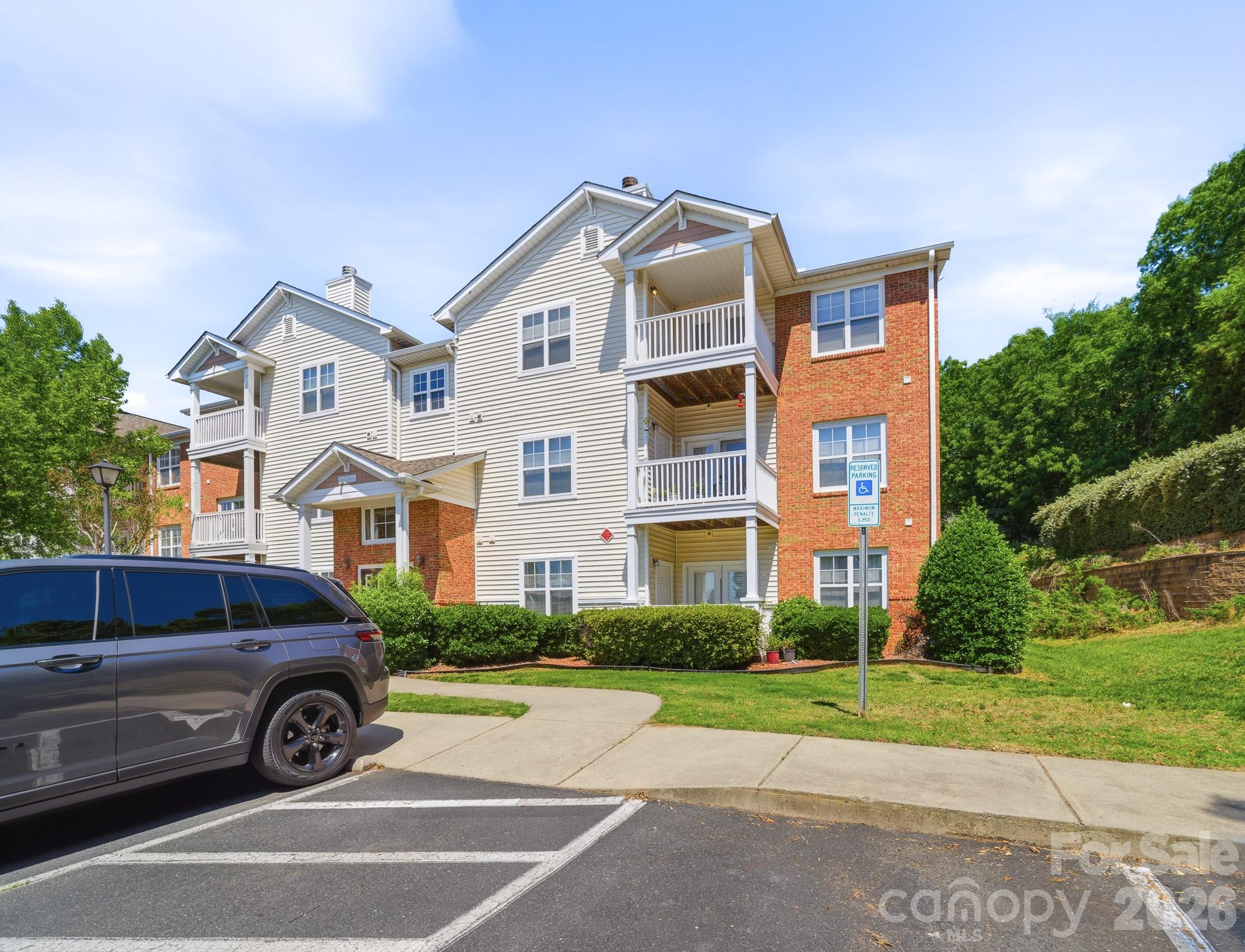 9976 Hyde Glen Ct, Charlotte, NC 28262