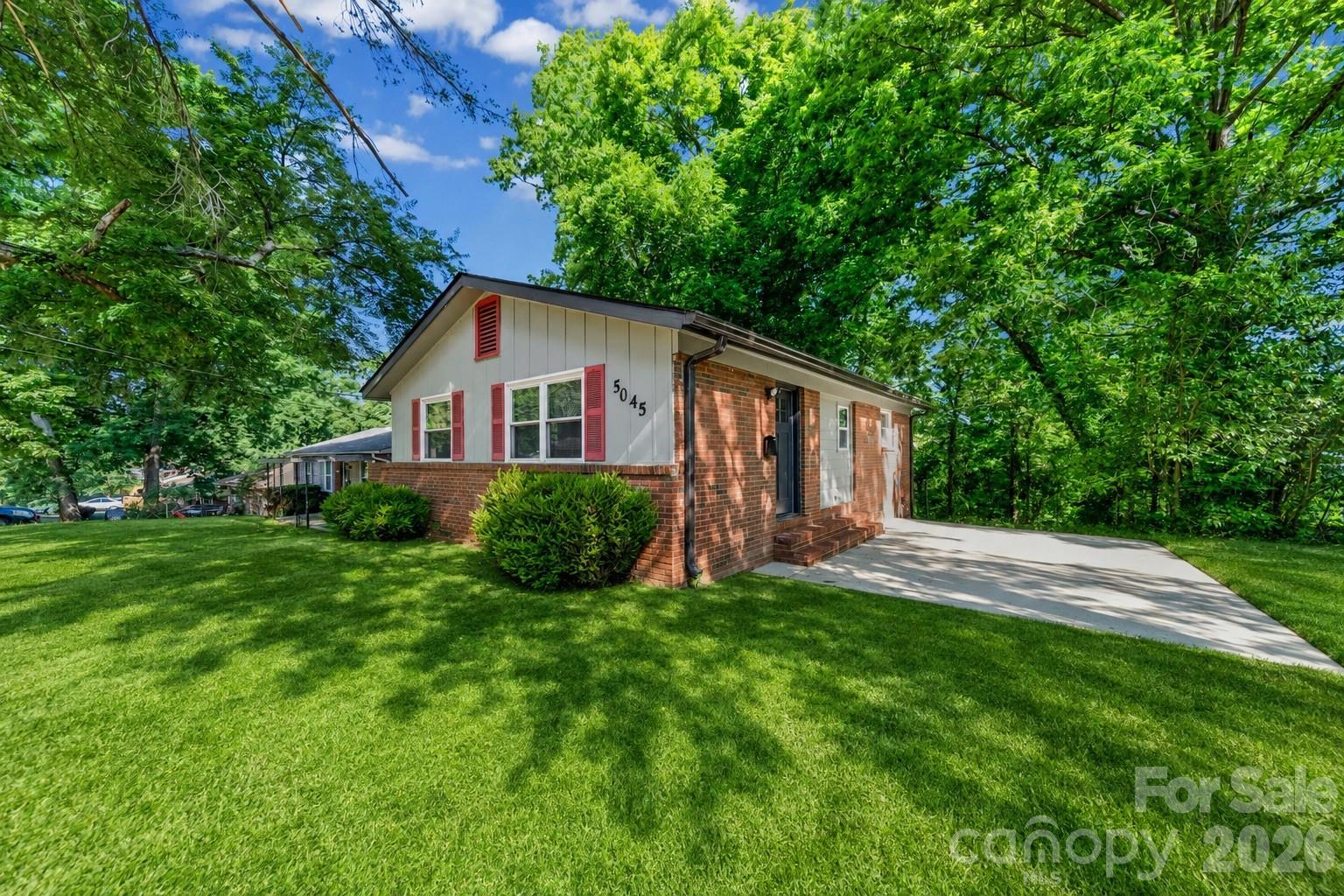 5045 Curtiswood Dr, Charlotte, NC 28213