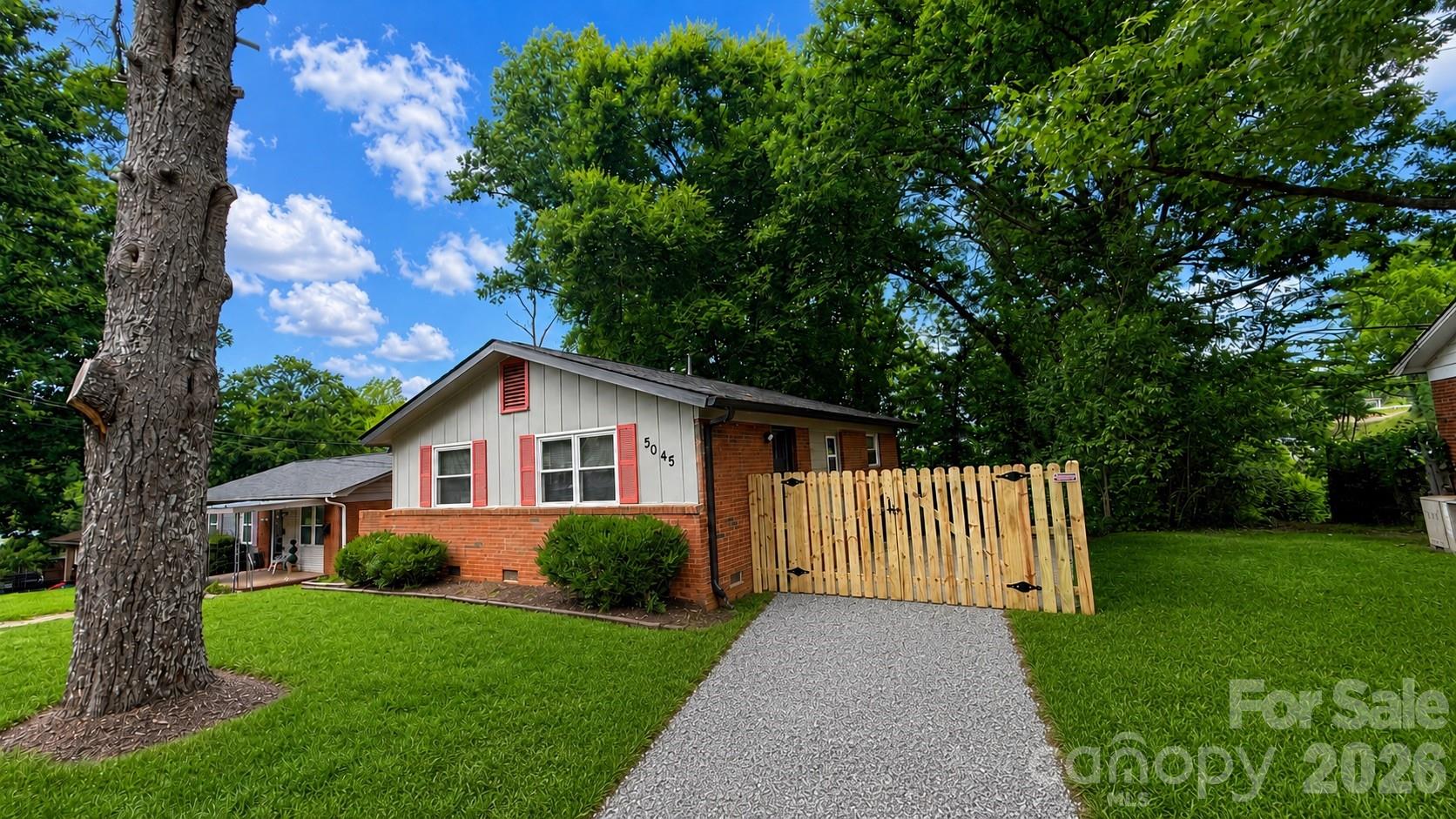 5045 Curtiswood Dr, Charlotte, NC 28213
