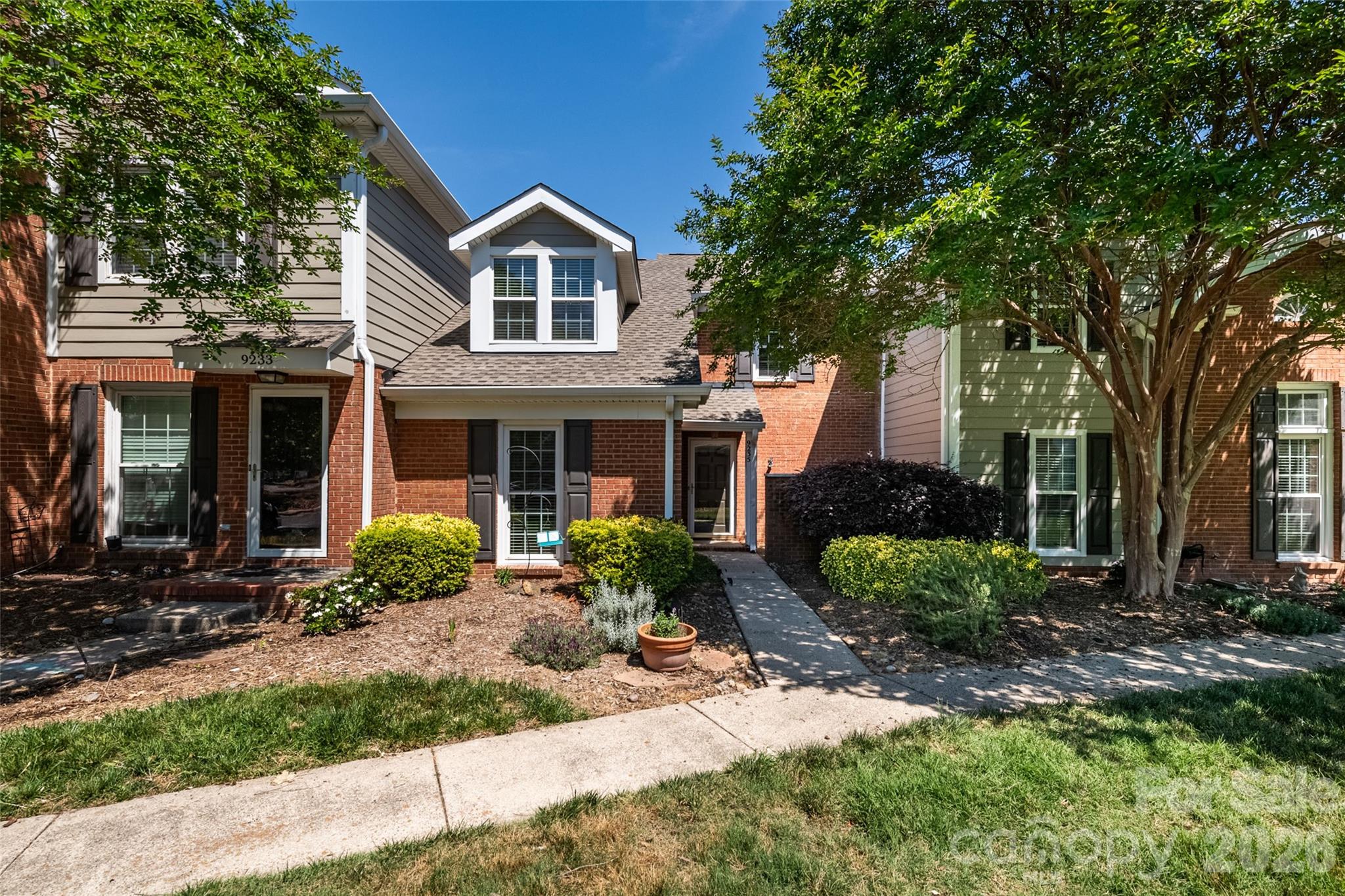 9235 N Vicksburg Park Ct, Charlotte, NC 28210