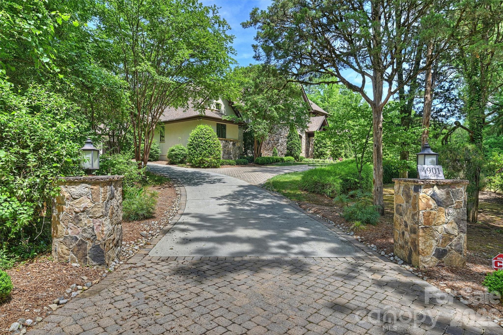 4901 Carmel Park Dr, Charlotte, NC 28226